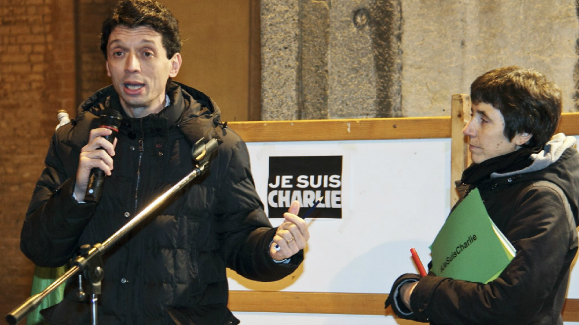 Immagine di Solidarietà per la strage di Parigi, anche il Sindaco oggi pomeriggio in Cortile Federico II