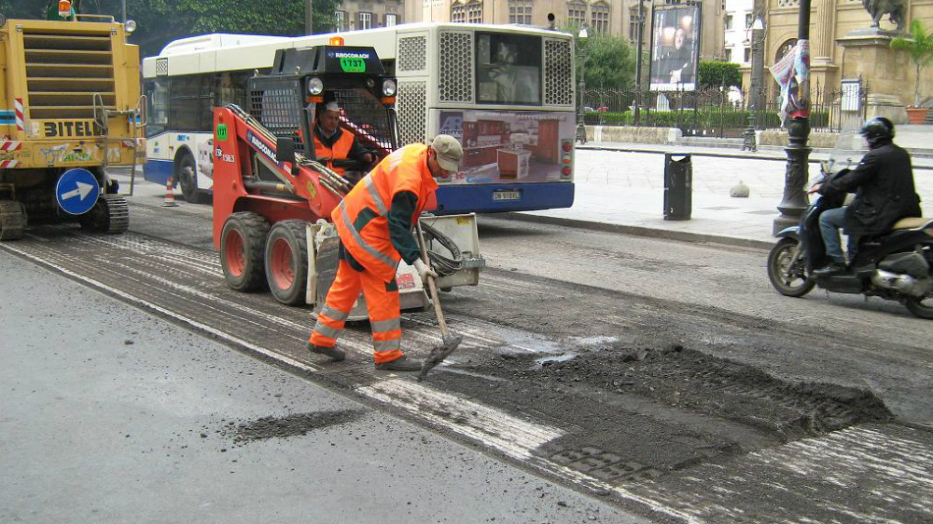 Immagine di Squadra di pronto intervento strade all'opera per eliminare le buche nell'asfalto