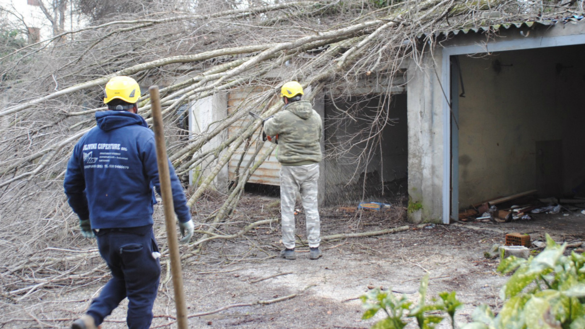 Immagine di Iniziati gli interventi per la bonifica dei box di via Giuseppina