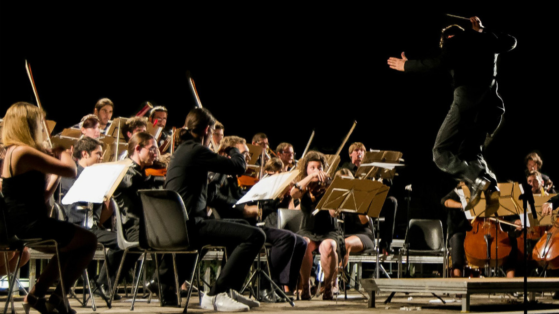 Immagine di La Gaga Orchestra conquista il Ponchielli con un viaggio sinfonico tra le hit parade per festeggiare i 70 anni di Ocrim