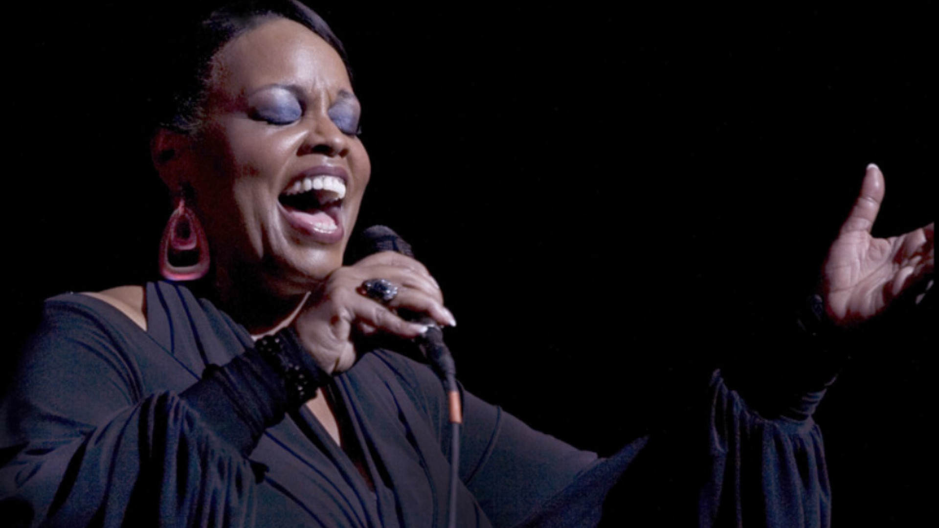 Immagine di Dianne Reeves chiude CremonaJazz 2015: «In un luogo in cui l’acustica è perfetta l'ascolto diventa un’esperienza viscerale»