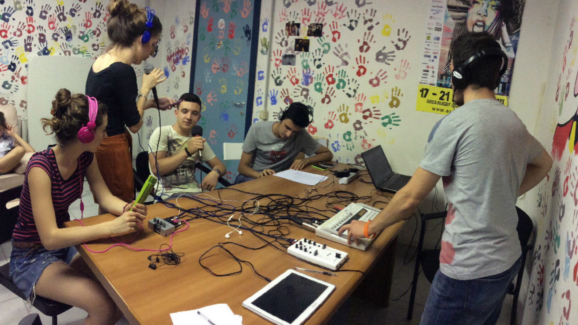 Immagine di Dietro le quinte di Radio Immaginaria dove i dj hanno tra gli undici ai 19 anni propongono musica e dicono la loro