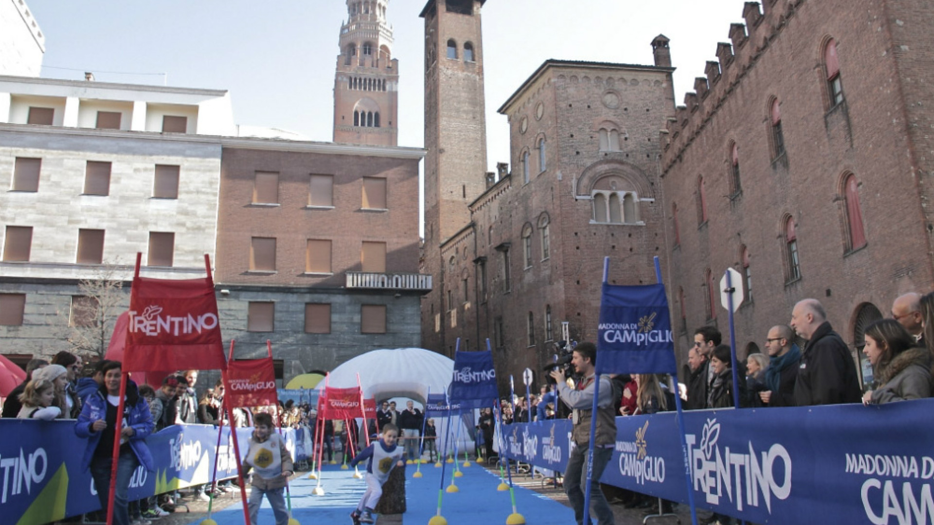 Immagine di Per il Torrone parte dei banchi in corso V. Emanuele
