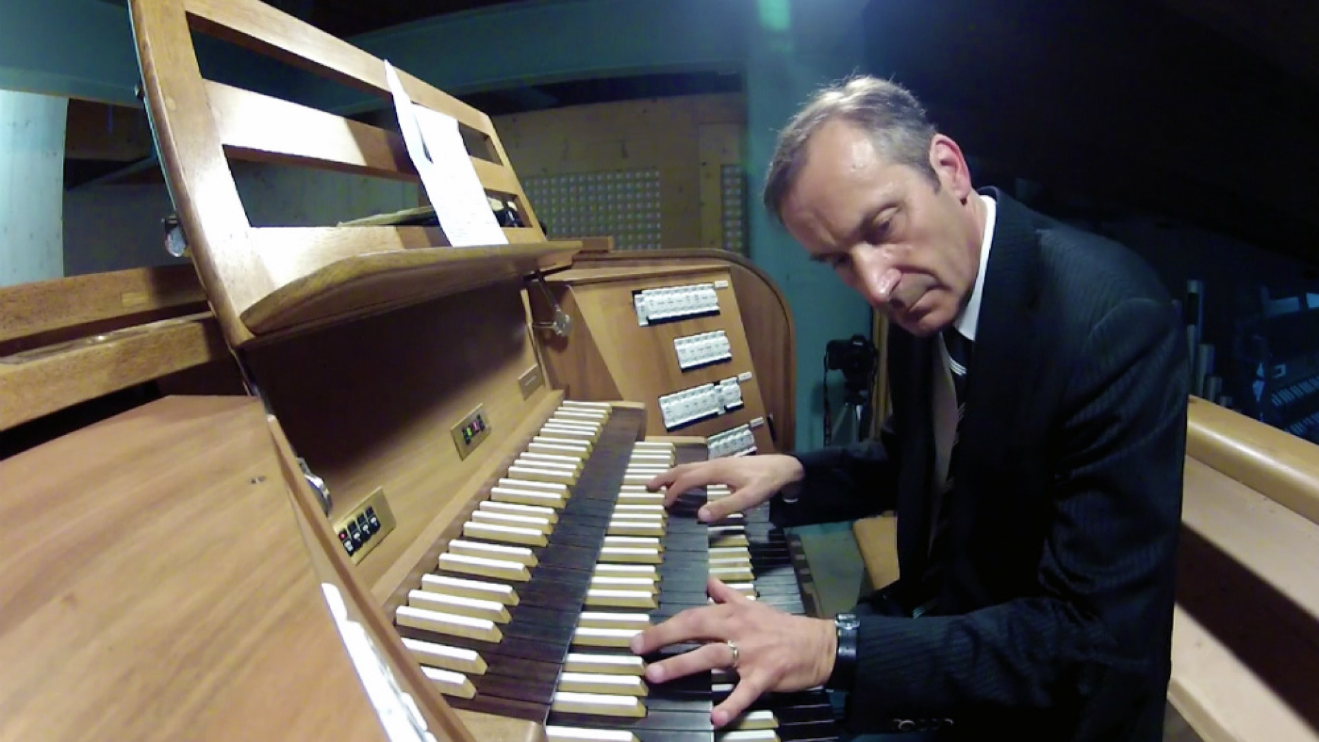 Immagine di L'organista della Cattedrale Fausto Caporali svela i segreti dell'improvvisazione tra liturgia e jazz «Musica d'arte per tutti. E senza essere superficiale»