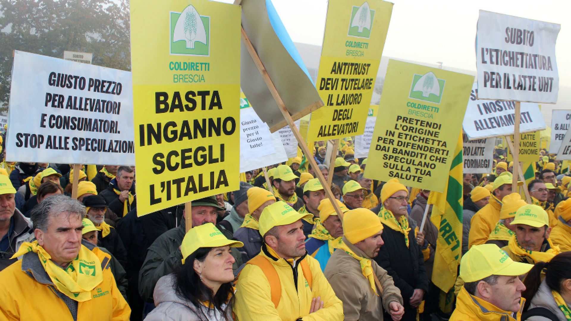 Immagine di Latte, dopo l'elemosina di un centesimo la guerra continua