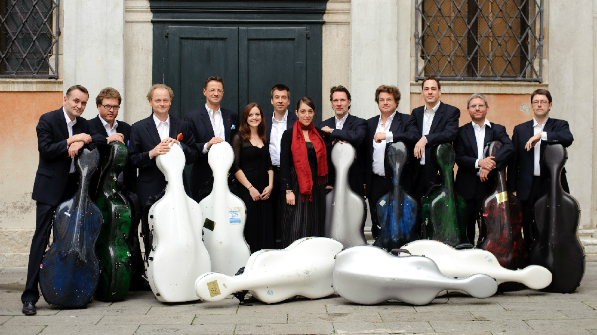Immagine di I 12 violoncelli dei Berliner Philarmoniker nell'Auditorium "Giovanni Arvedi" Concerto unico per lo Stradivari Memorial Day