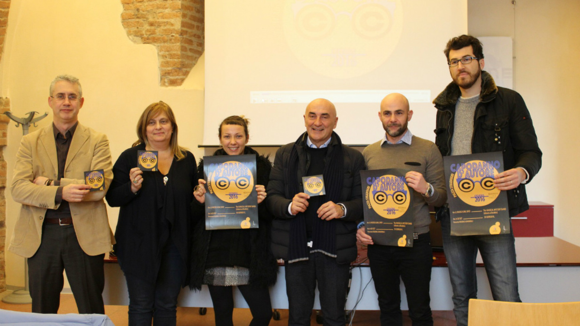 Immagine di Tributo ai Beatles e dj set: il Capodanno in piazza Stradivari è d'autore