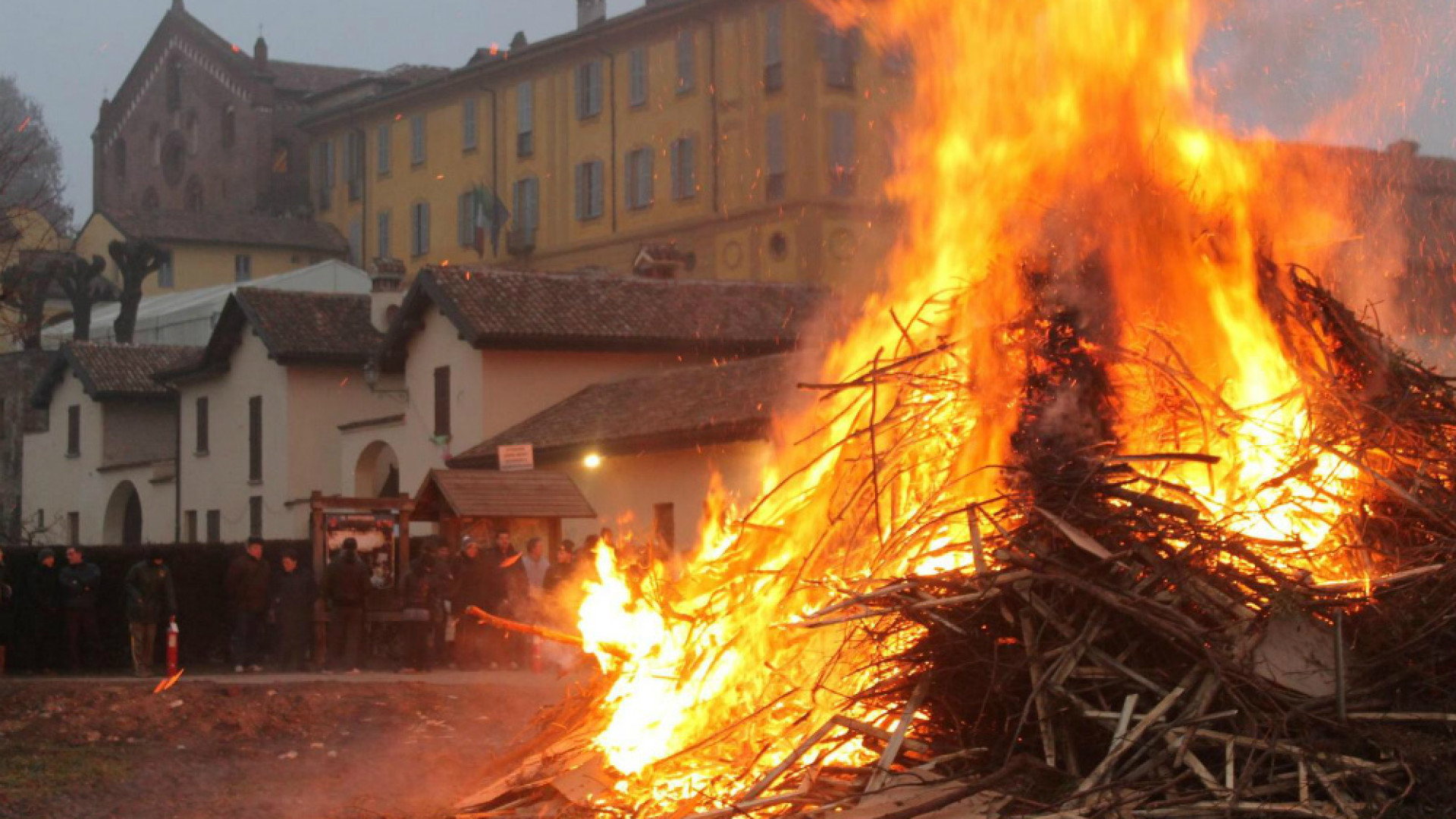 Immagine di Sant’Antonio, 30 falò in Lombardia: “linea del fuoco” da Milano a Varese