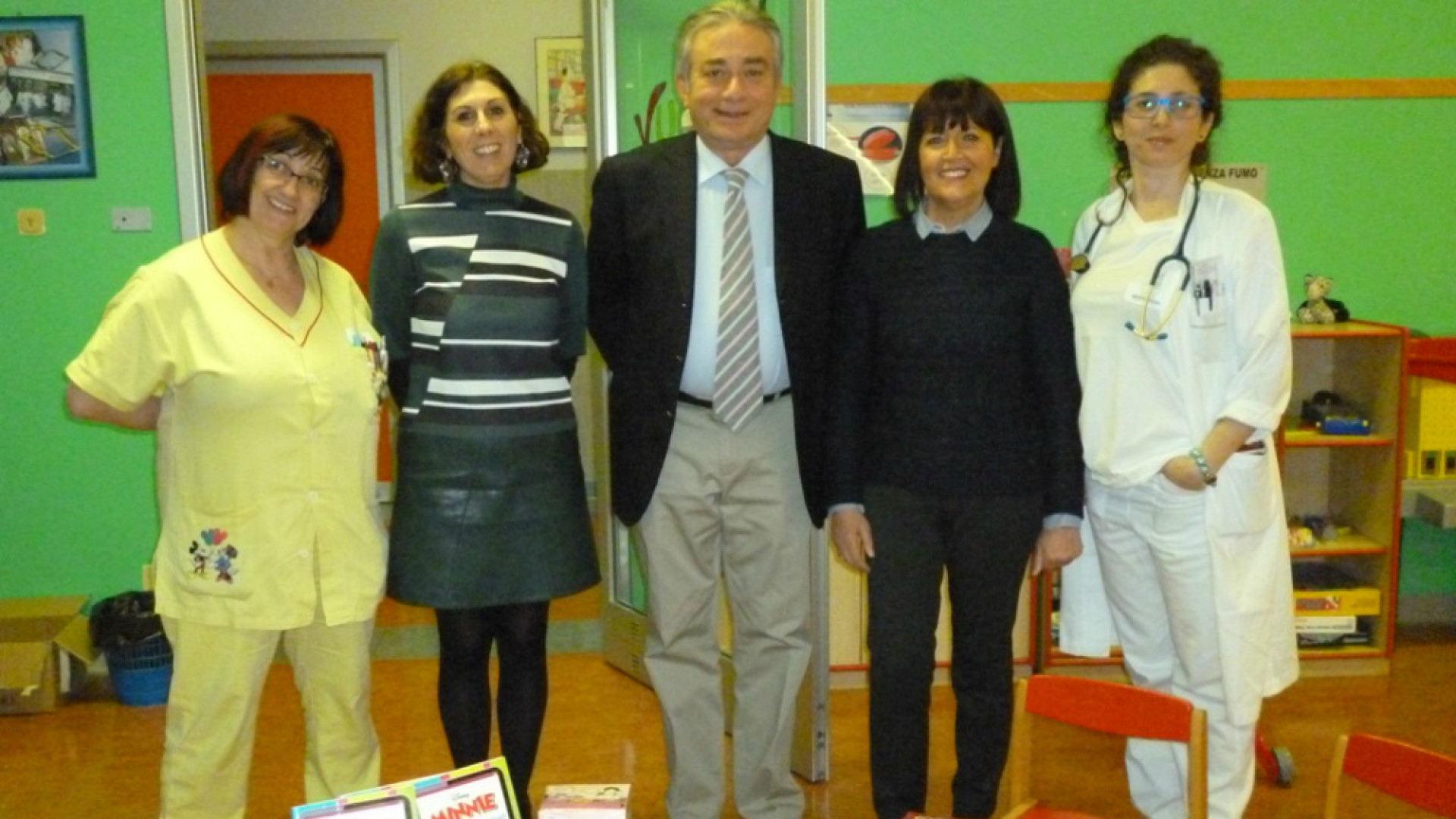 Immagine di Figurine Panini in dono ai piccoli della Pediatria dal'associazione Papà separati