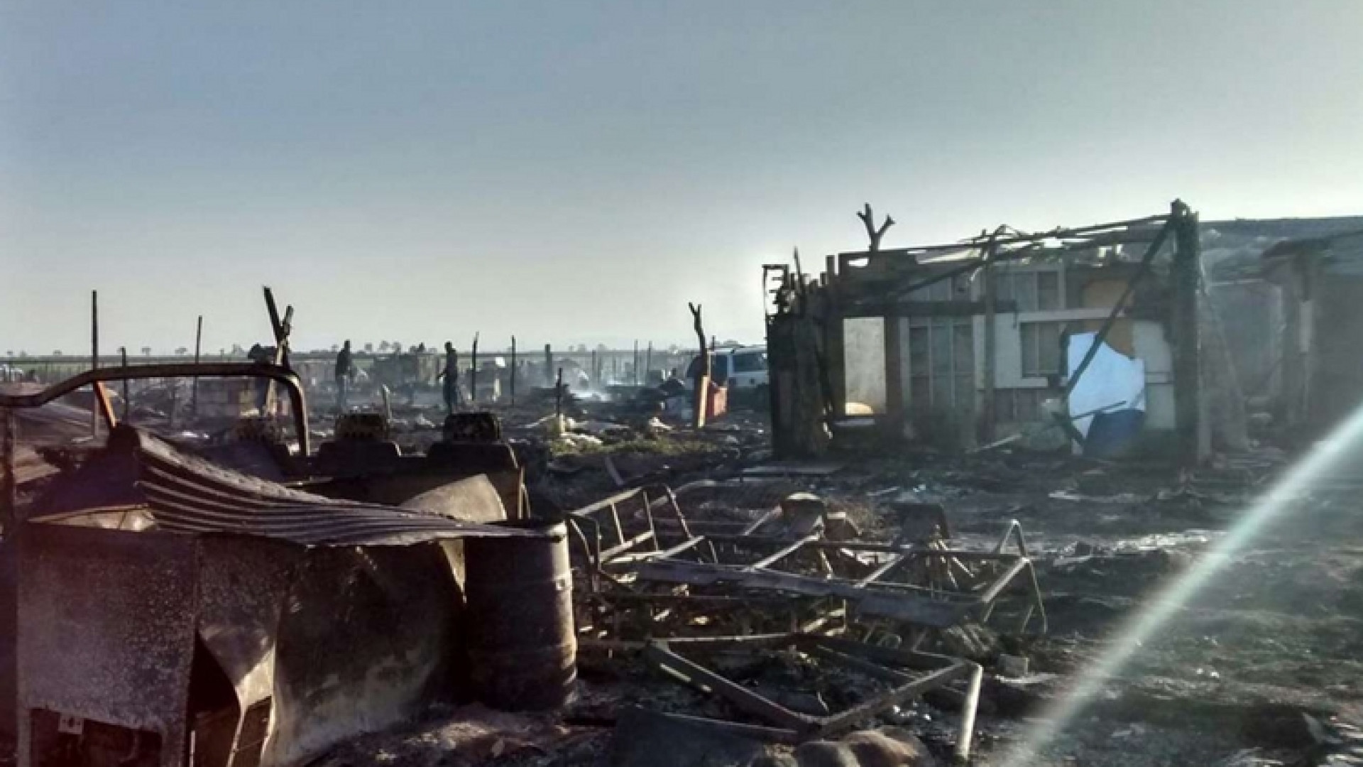 Immagine di Rignano, bruciato il ghetto dei migranti