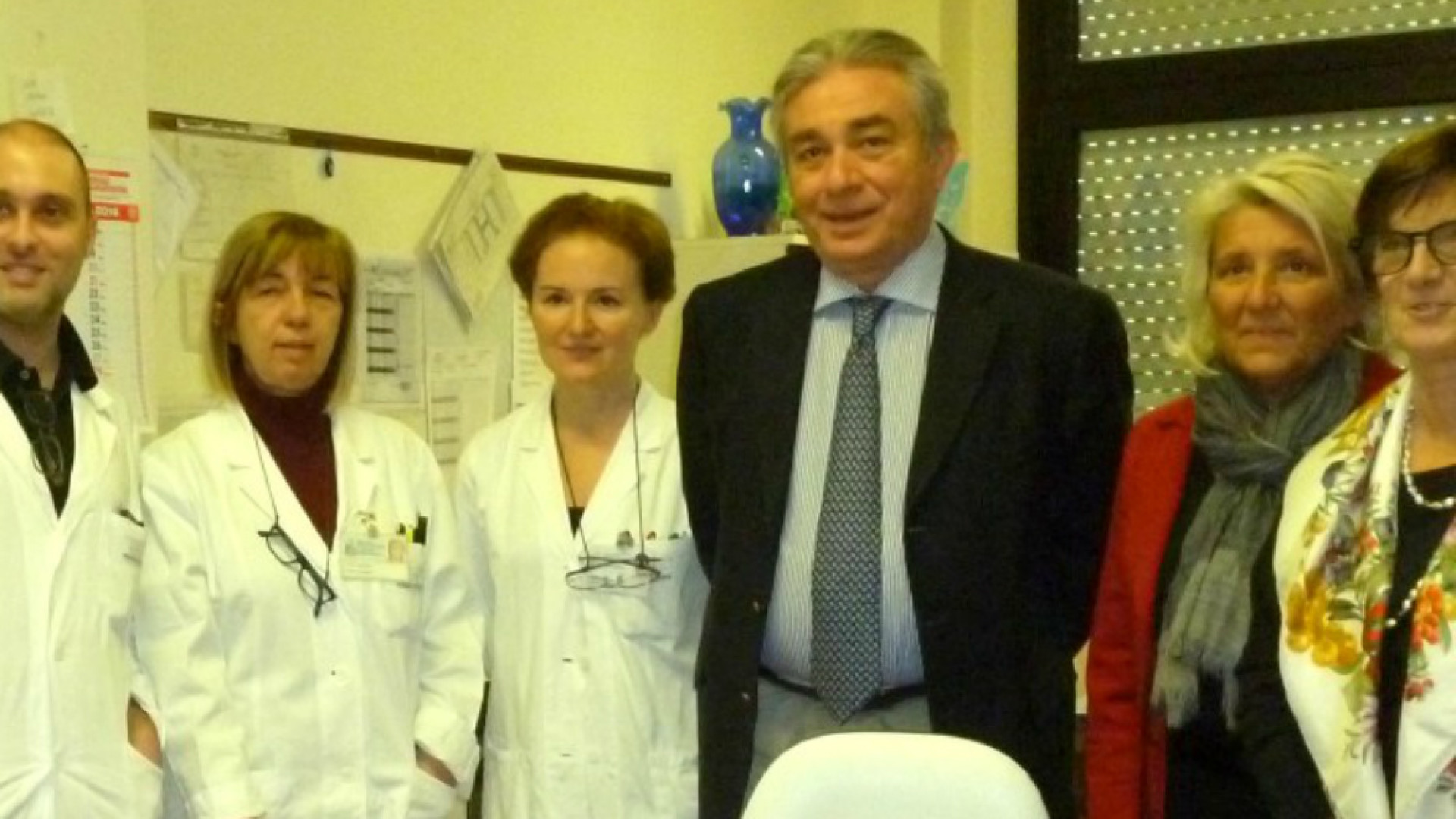 Immagine di AIL dona sgabelli e poltroncine per operatori del Laboratorio Ospedale Oglio Po