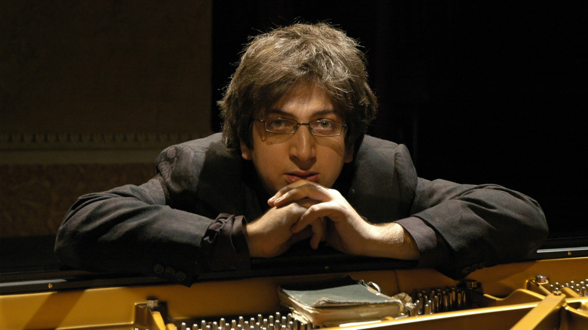 Immagine di Intervista senza filtri al pianista Ramin Bahrami «Bach per me è tutto. Oggi la musica va "lavata"» Stoccate per Carlo Conti e Laura Pausini