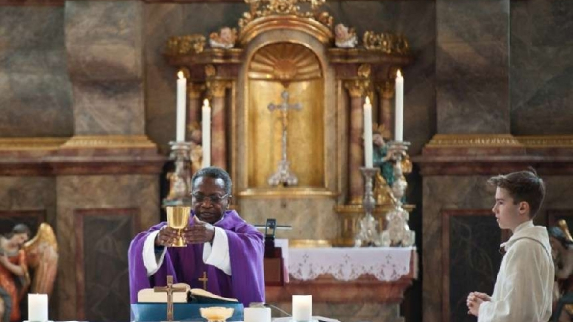 Immagine di Baviera, minacce razziste contro il prete africano