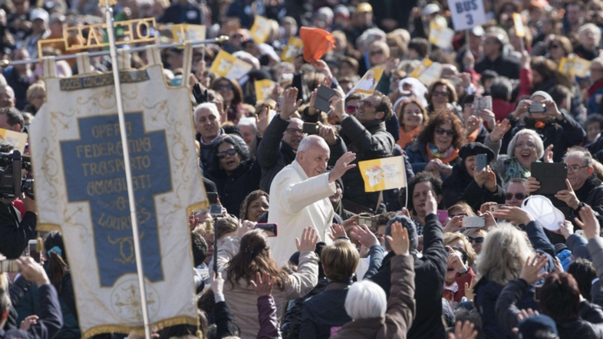 Immagine di Il Papa all'udienza: amare è servire gli altri