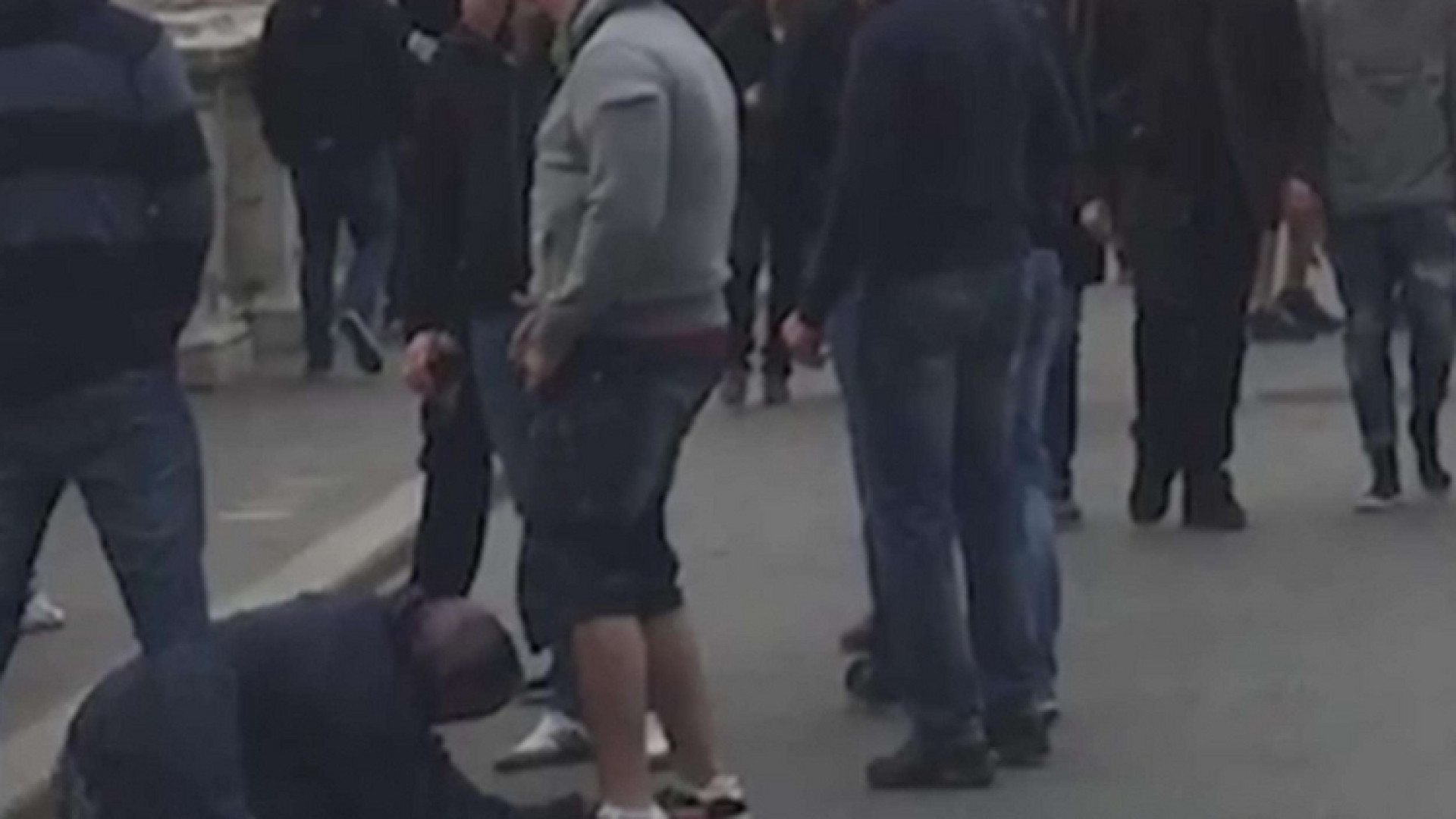 Immagine di La mendicante umiliata: noi e le vite da niente