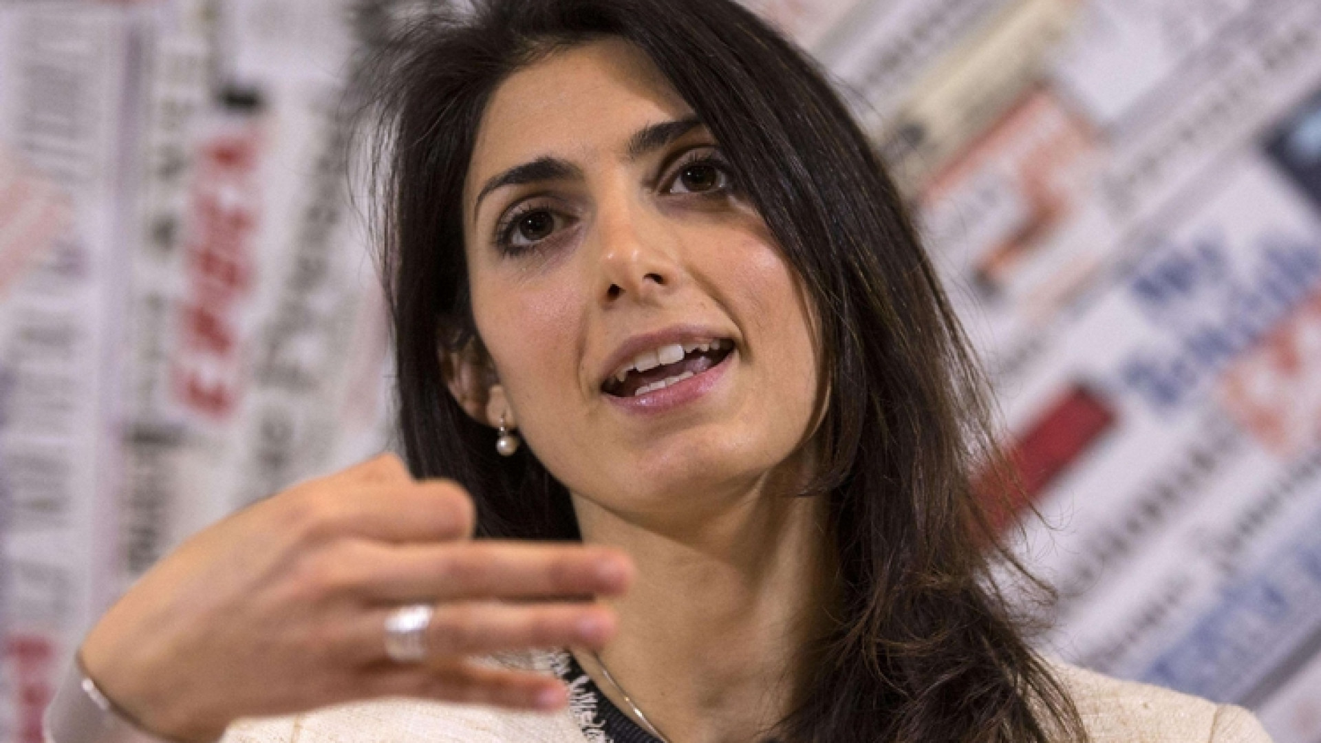 Immagine di Raggi (M5s): «La maternità surrogata è inaccettabile»