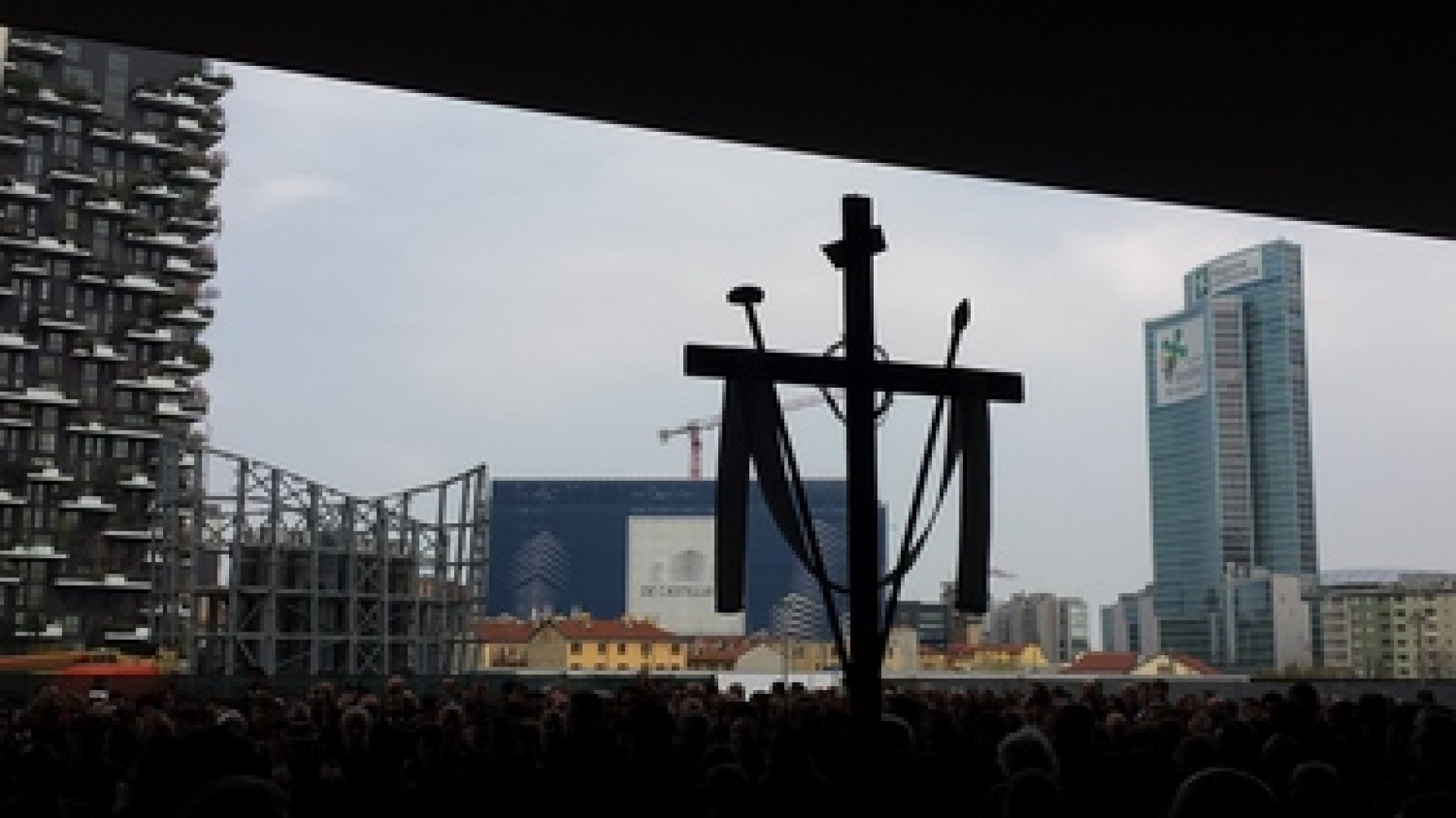 Immagine di Tra i grattacieli la Via Crucis contro l'indifferenza