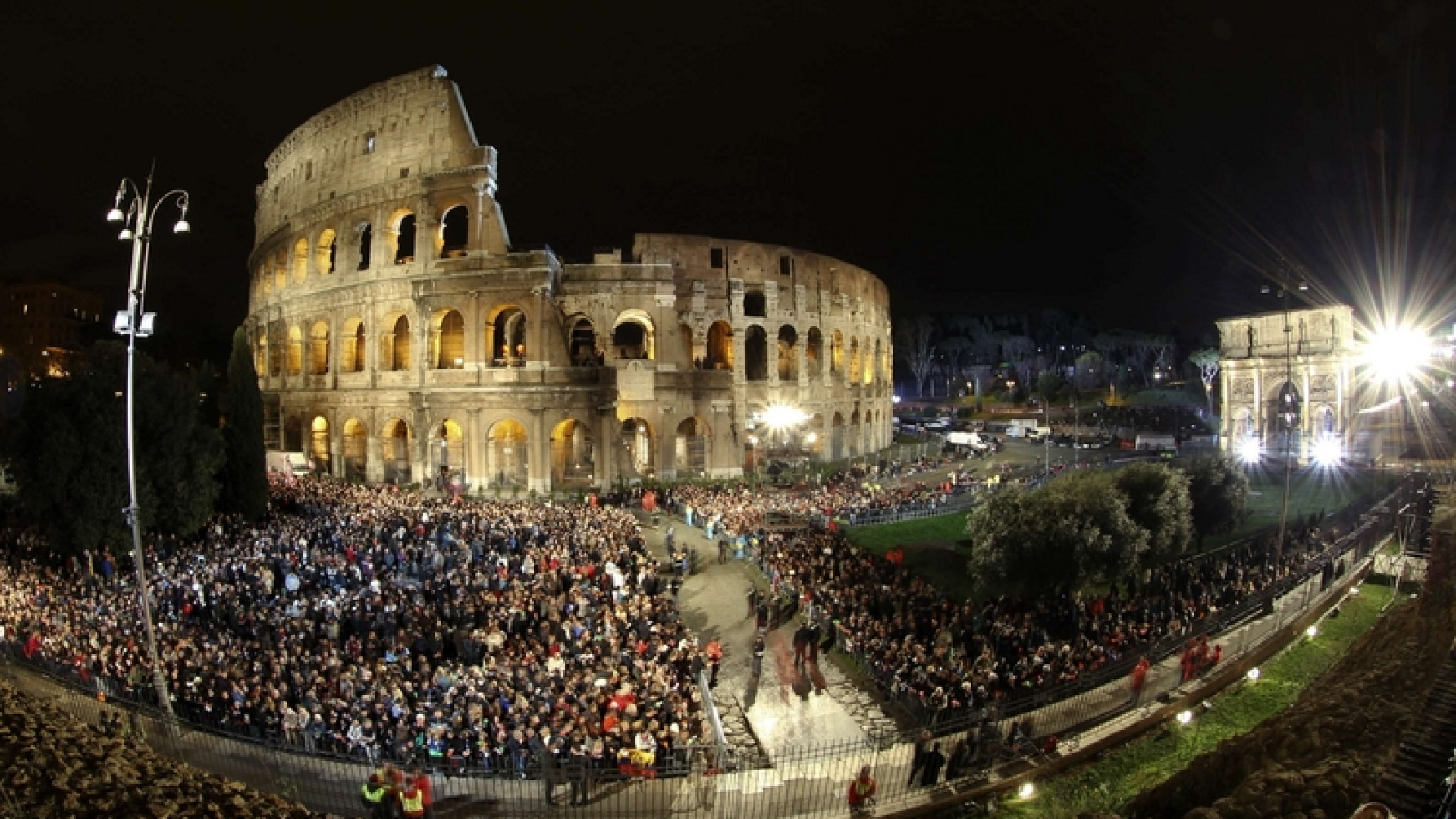 Immagine di Colosseo, ecco chi porterà la Croce