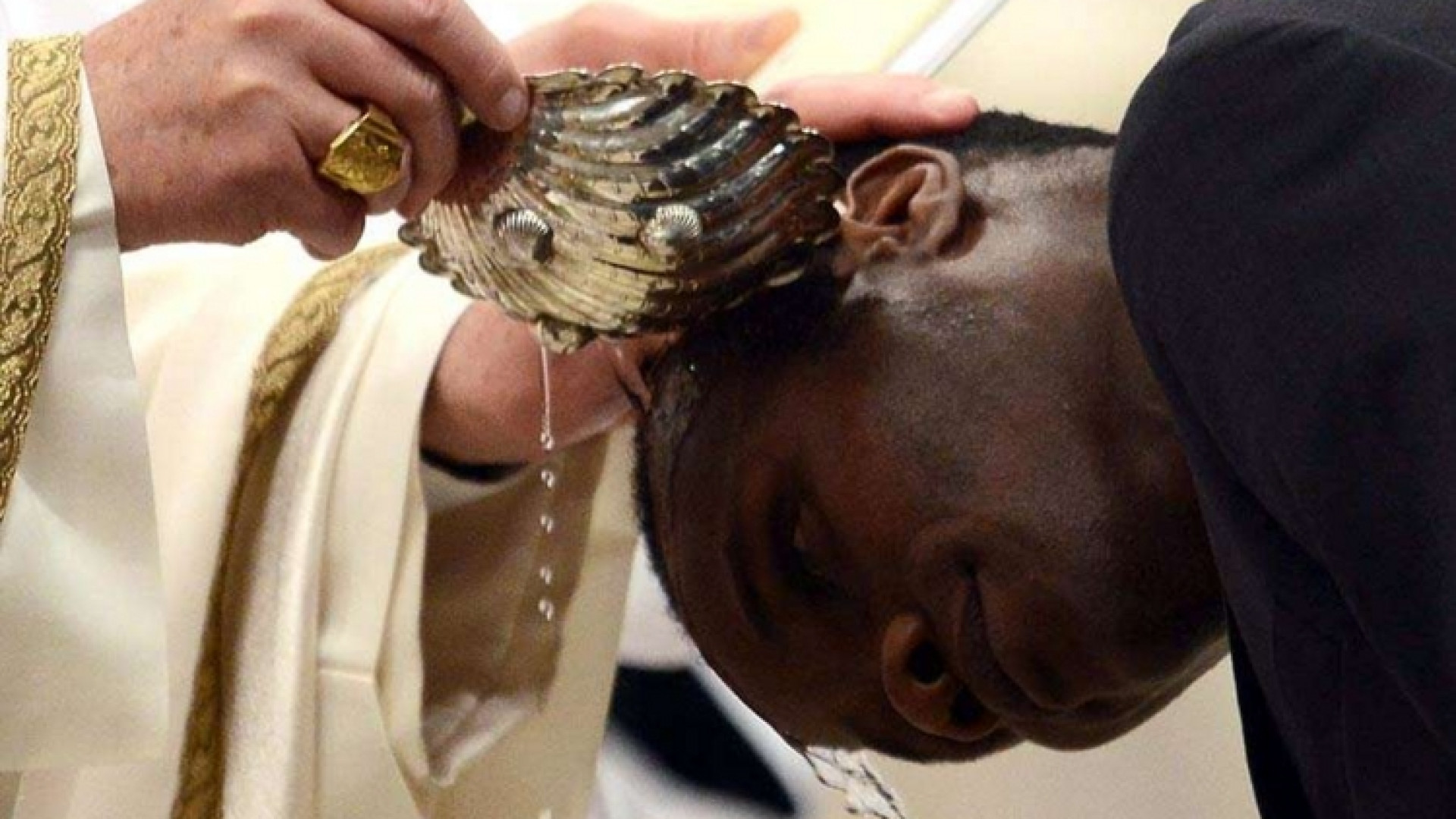 Immagine di Veglia di Pasqua: Battesimo per 12 adulti