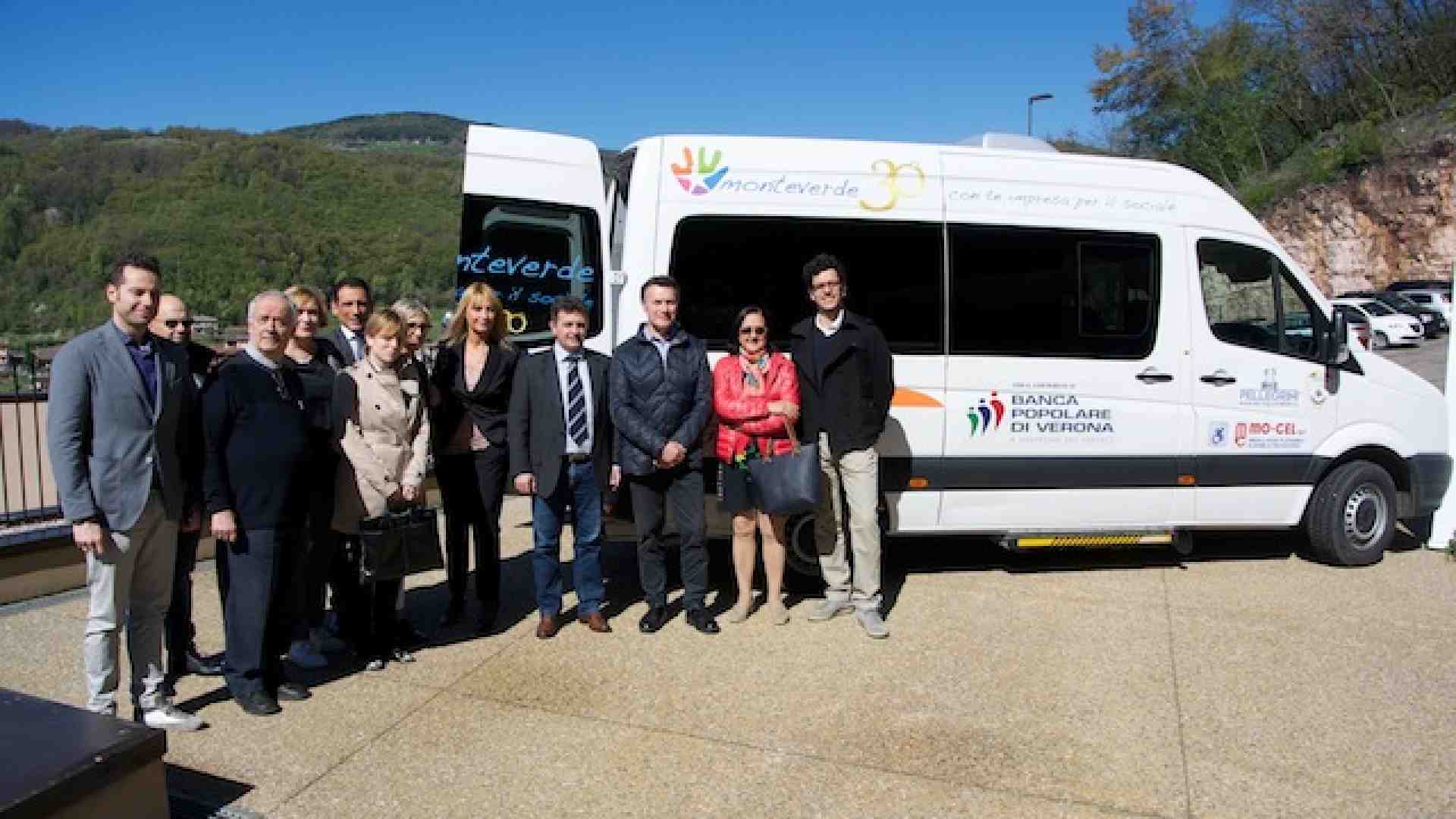 Immagine di Un nuovo pulmino per la coop Monteverde