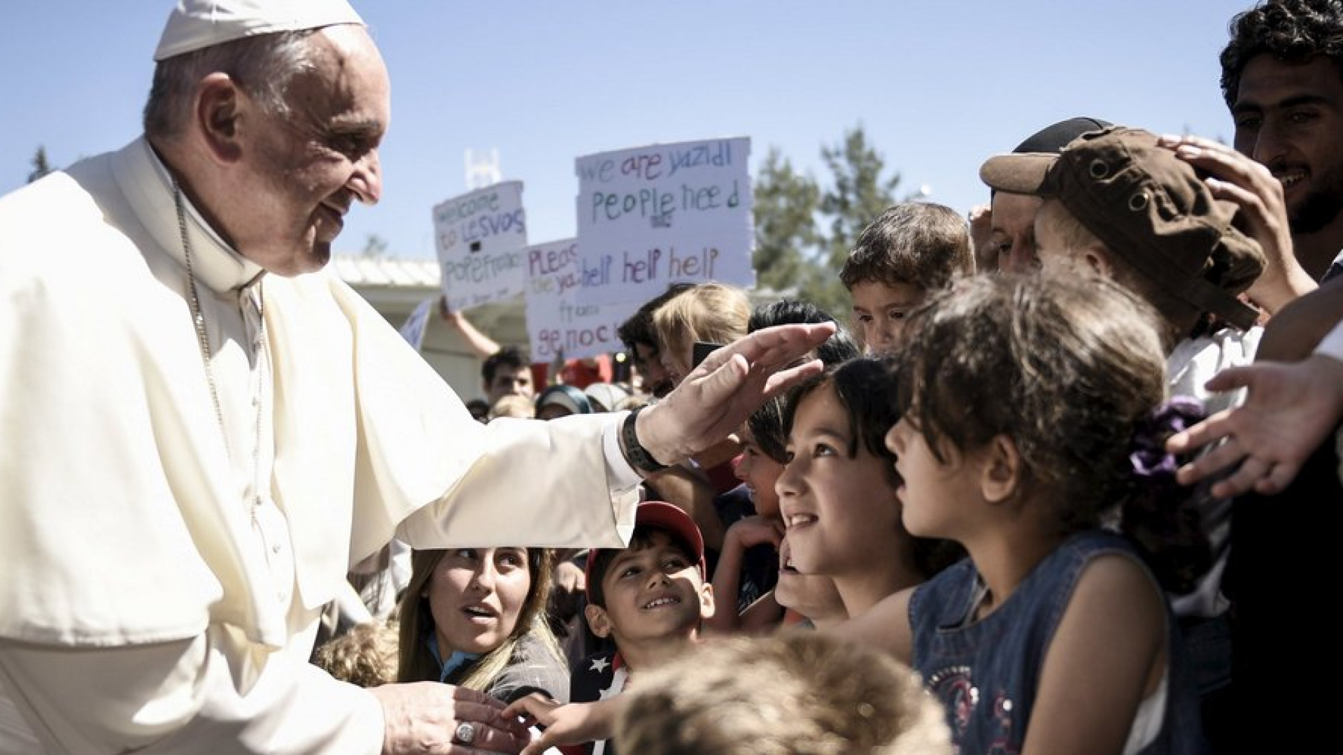 Immagine di Da Lesbo il Papa scuote l'Europa: ponti, non recinti. I migranti sono fratelli