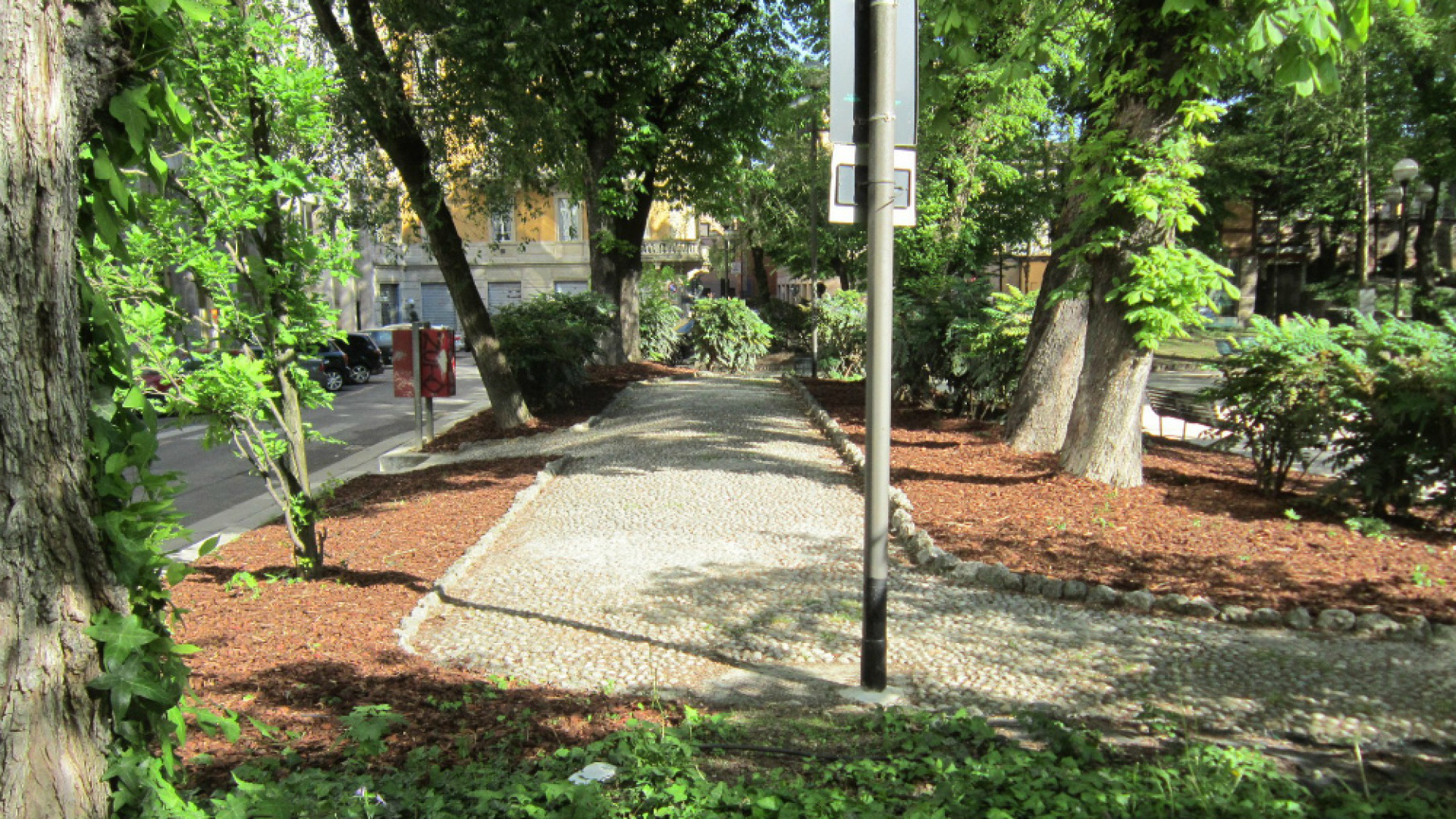 Immagine di Manutenzioni in centro sul verde e le pavimentazioni