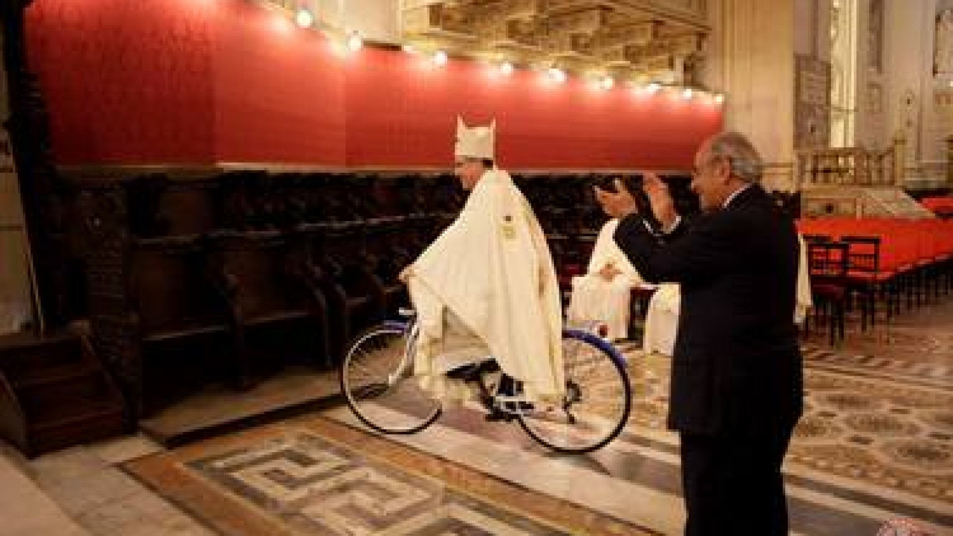 Immagine di E l'arcivescovo fa un giro (in bici) in Cattedrale