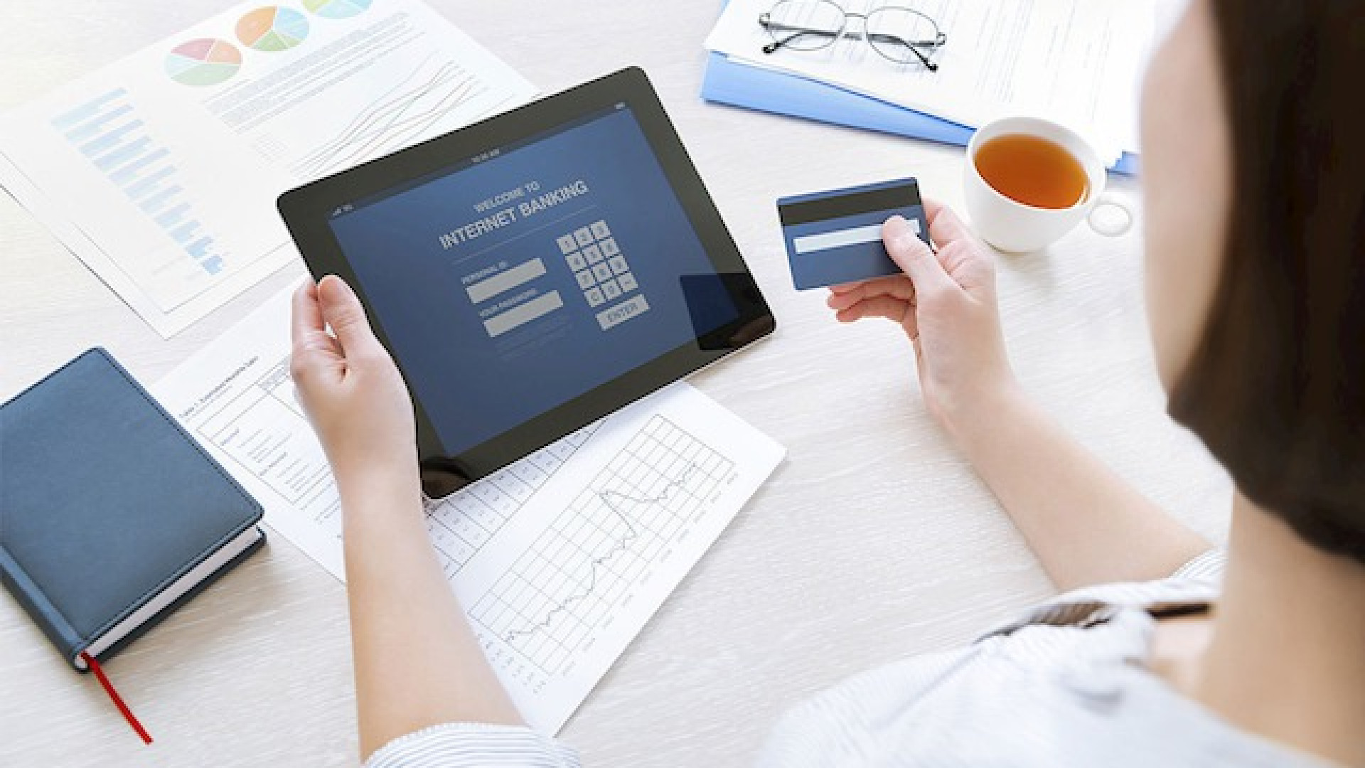Immagine di Computer e smartphone, ora in banca si entra così