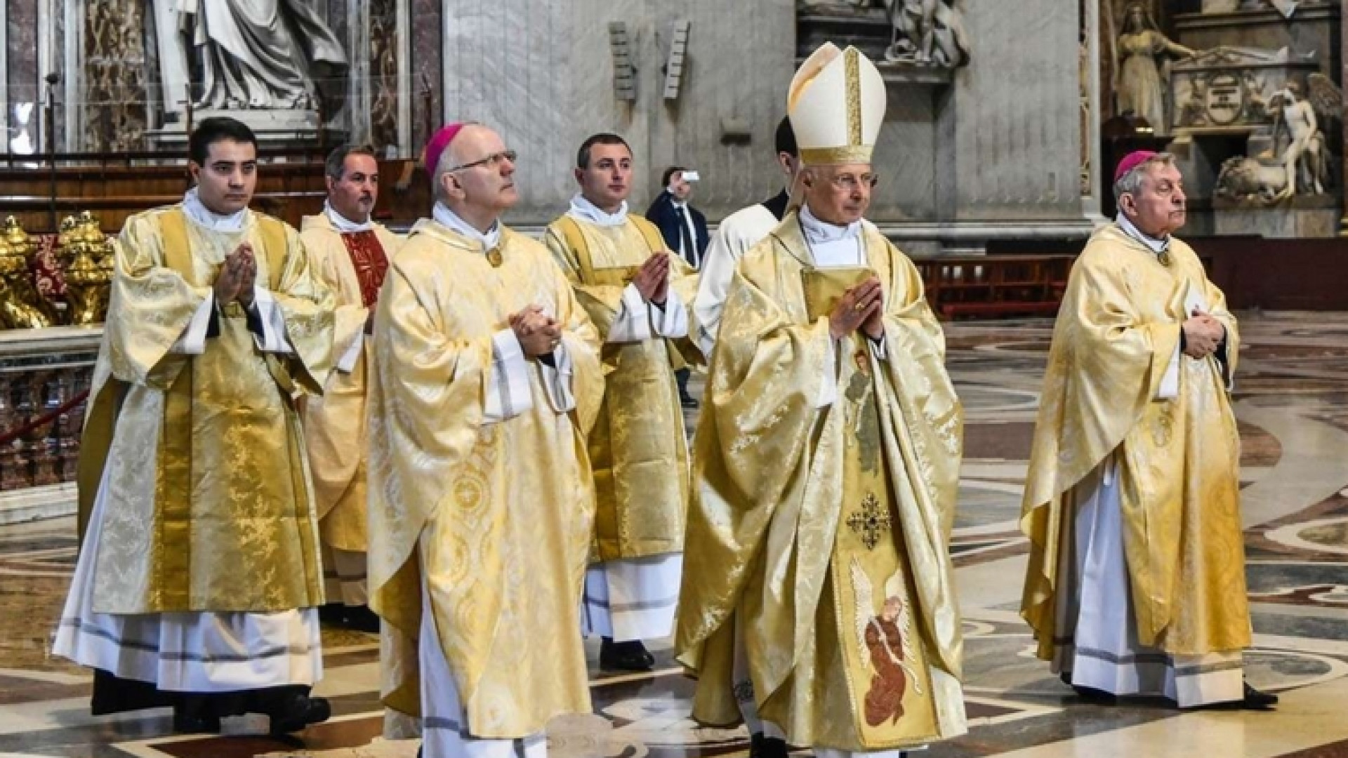 Immagine di Bagnasco: vescovi siano vicini alla gente