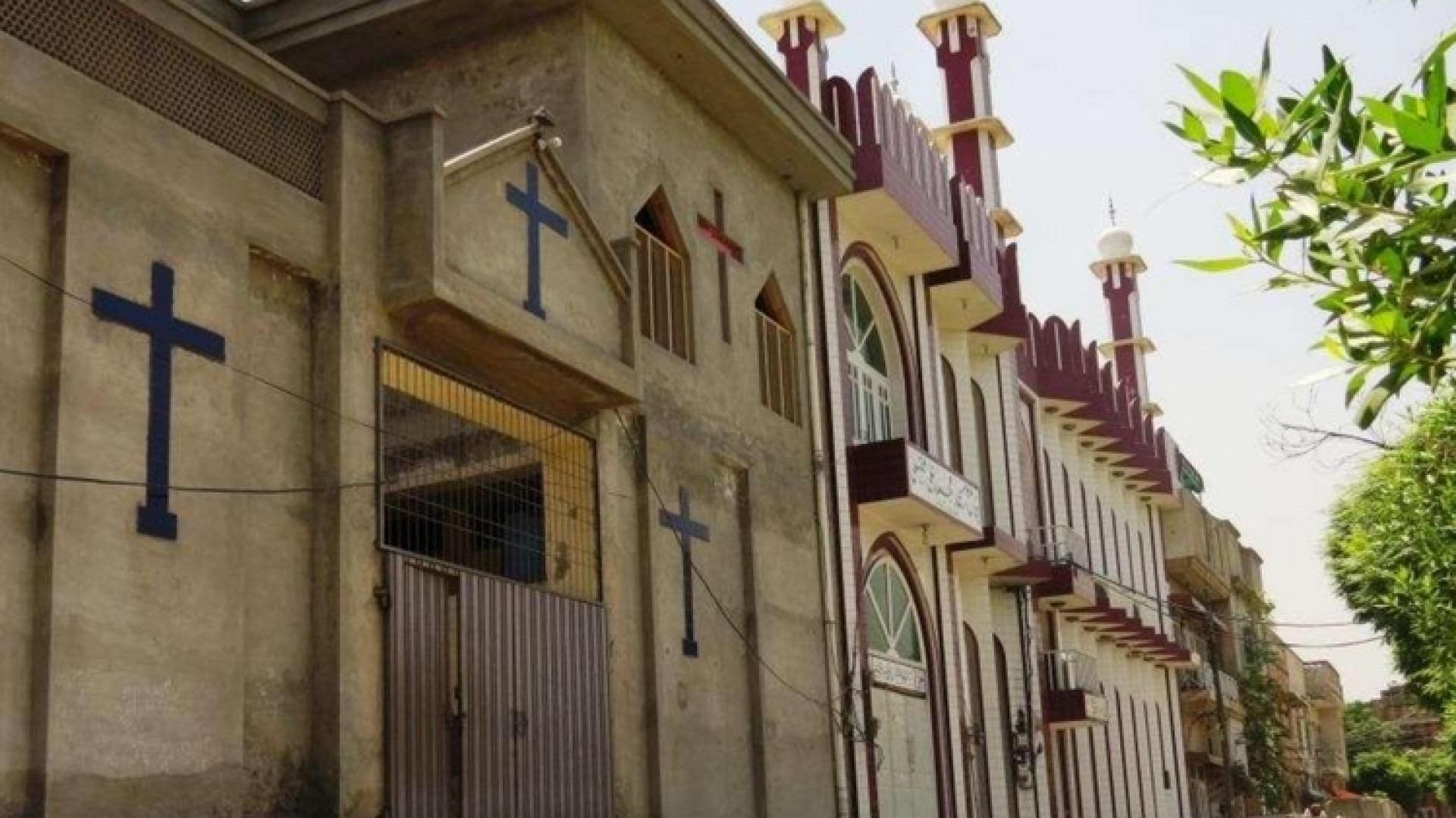 Immagine di Pakistan, la moschea attaccata alla chiesa