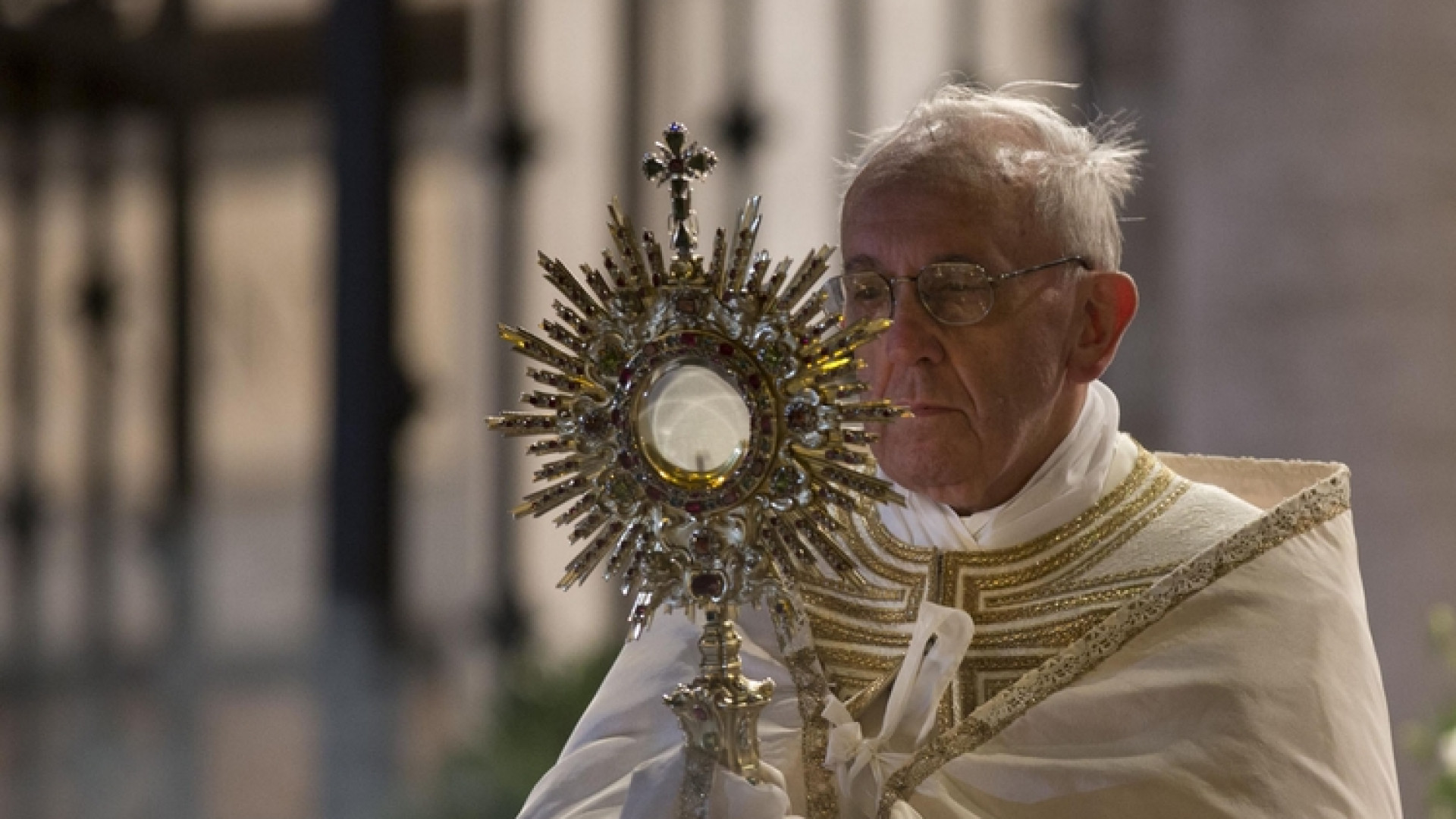 Immagine di Corpus Domini. Il Papa: «Spezzarci per gli altri»