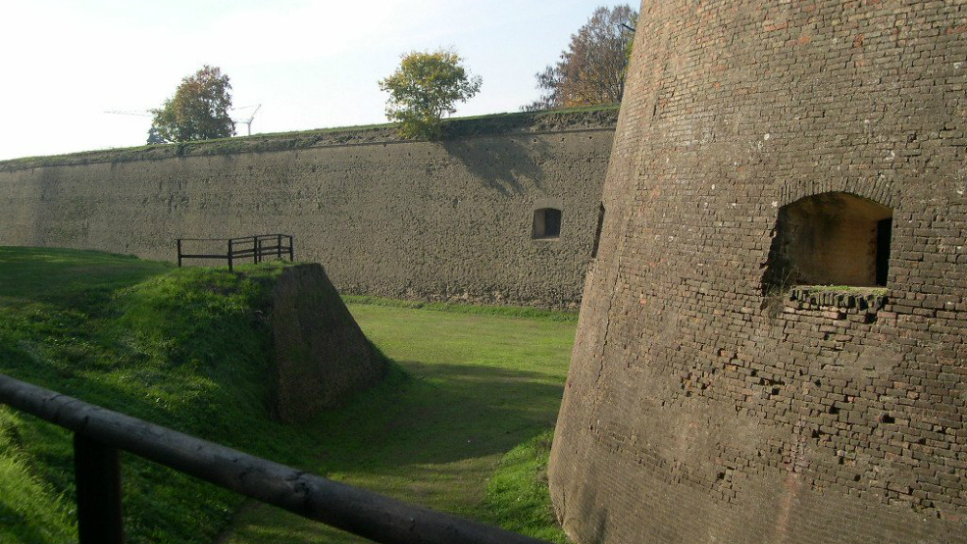 Immagine di Sventola bandiera arancione sulla città murata
