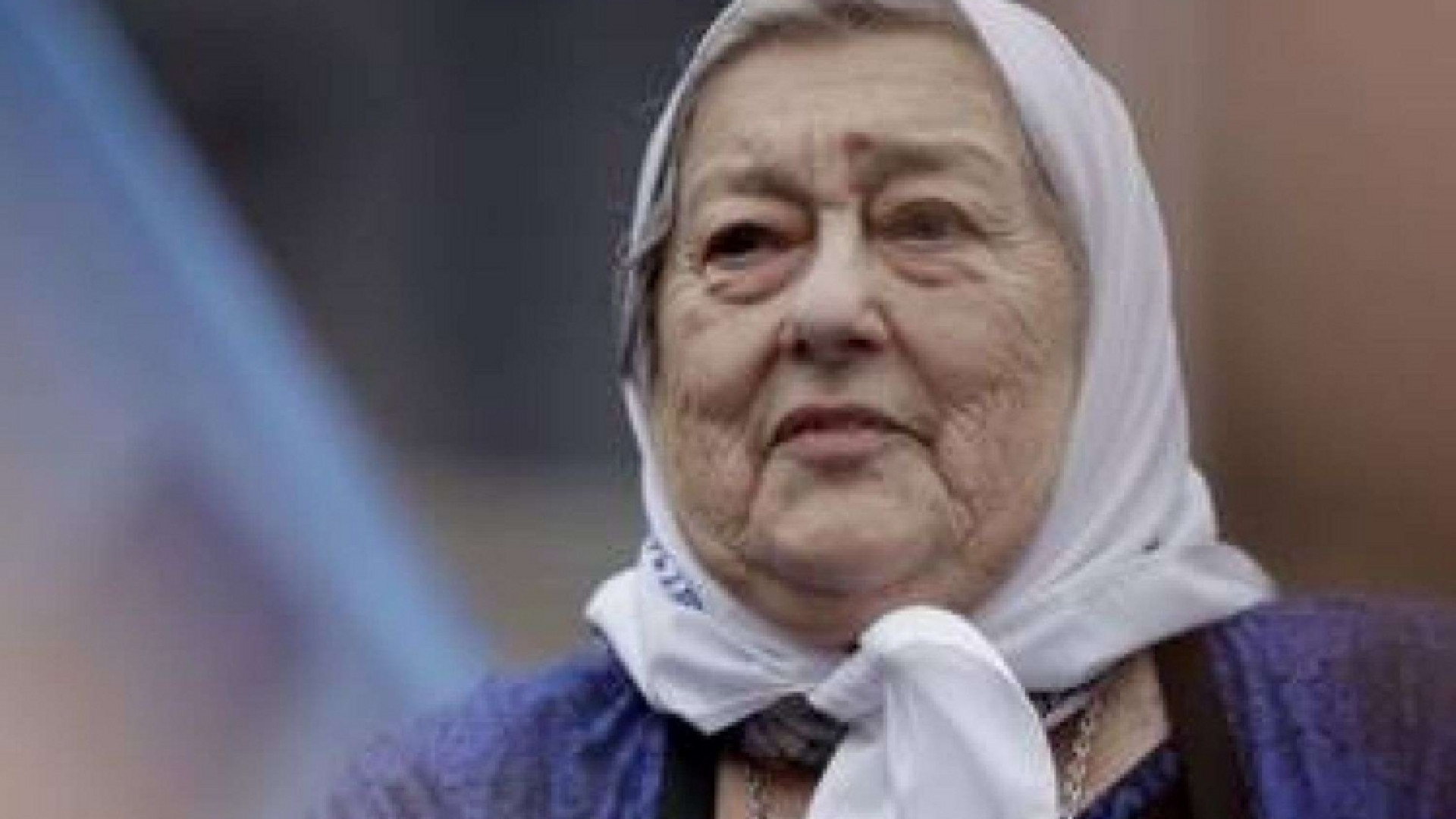 Immagine di Il Papa abbraccia Hebe de Bonafini