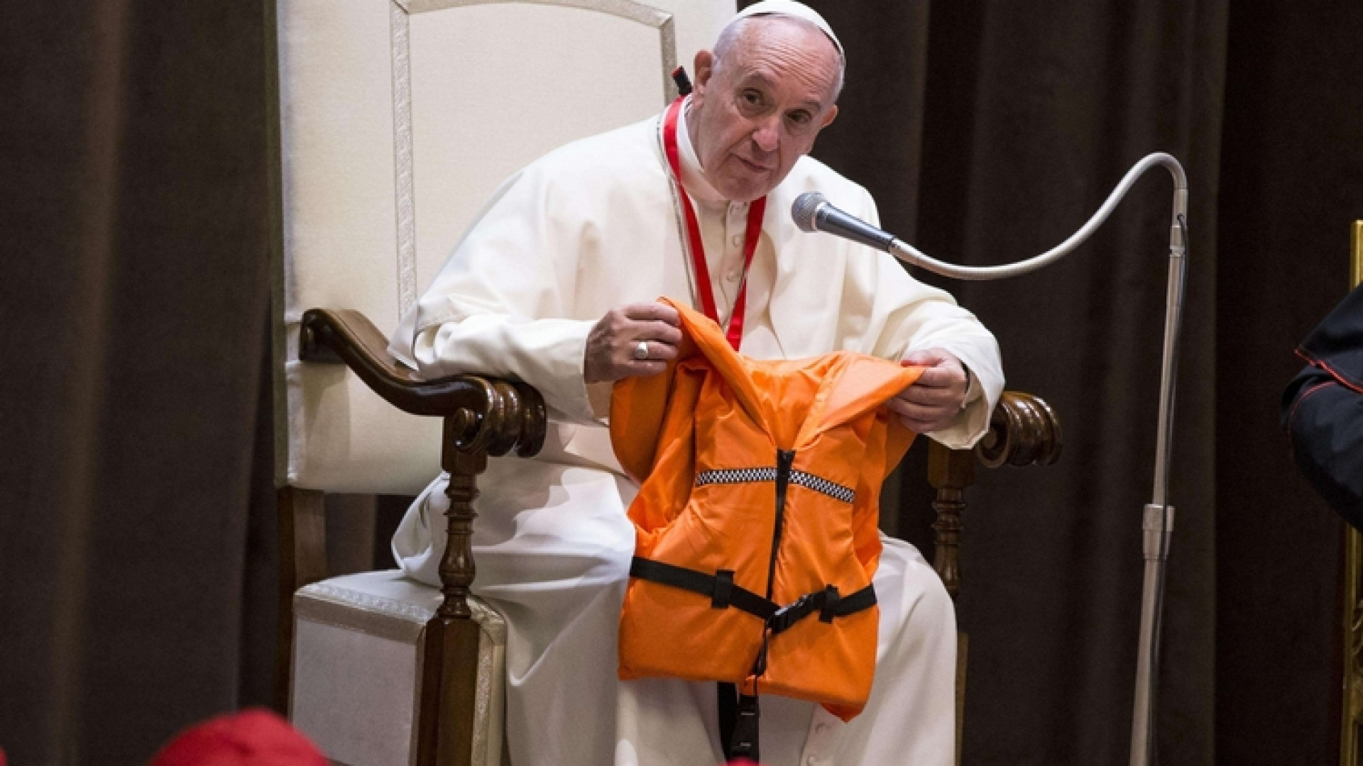 Immagine di Papa Francesco ai bambini: «I migranti non sono un pericolo, sono in pericolo»