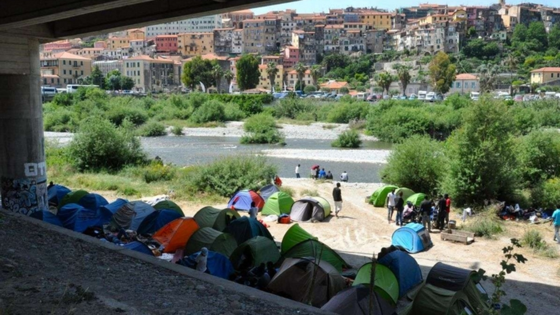 Immagine di Ventimiglia, 150 profughi in parrocchia Il vescovo: aprite le porte ai migranti