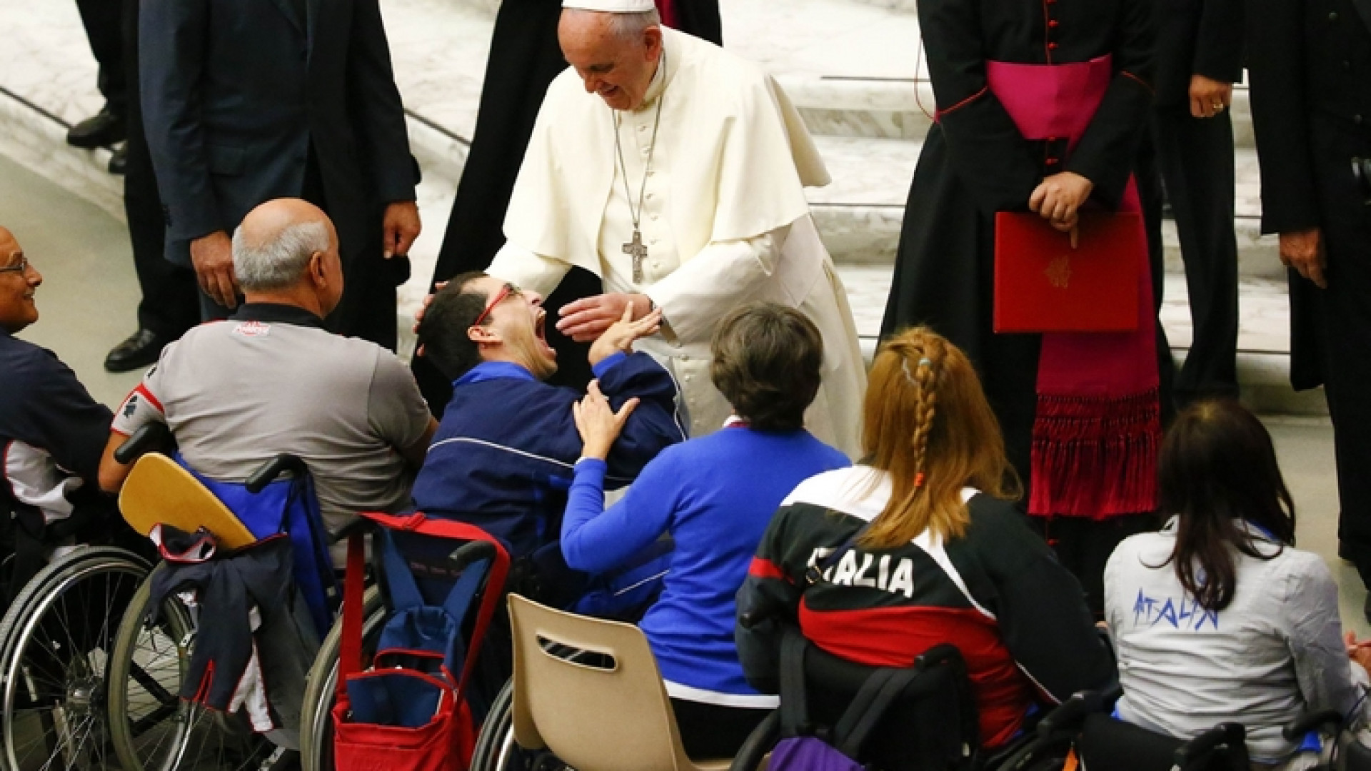 Immagine di Giubileo: disabili «aiutano» il Papa nella Messa