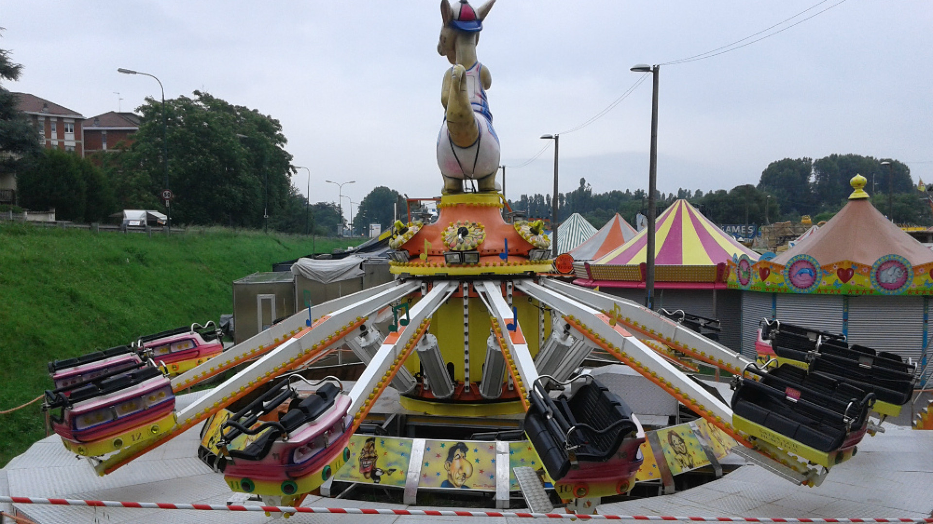 Immagine di Dentro il luna park fra prodigi tecnici e ali di fantasia