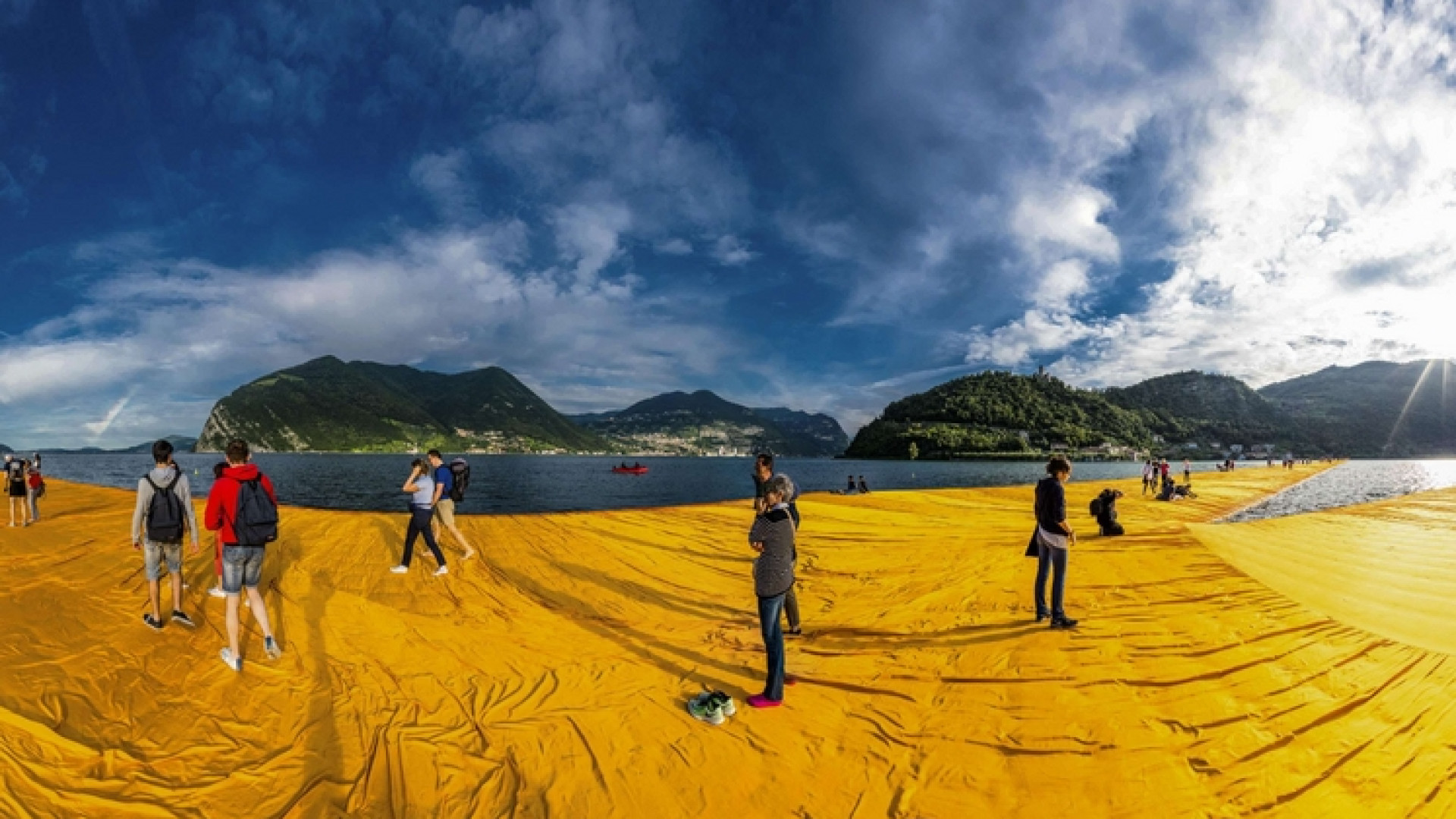 Immagine di Lago d'Iseo, le folle sull'acqua