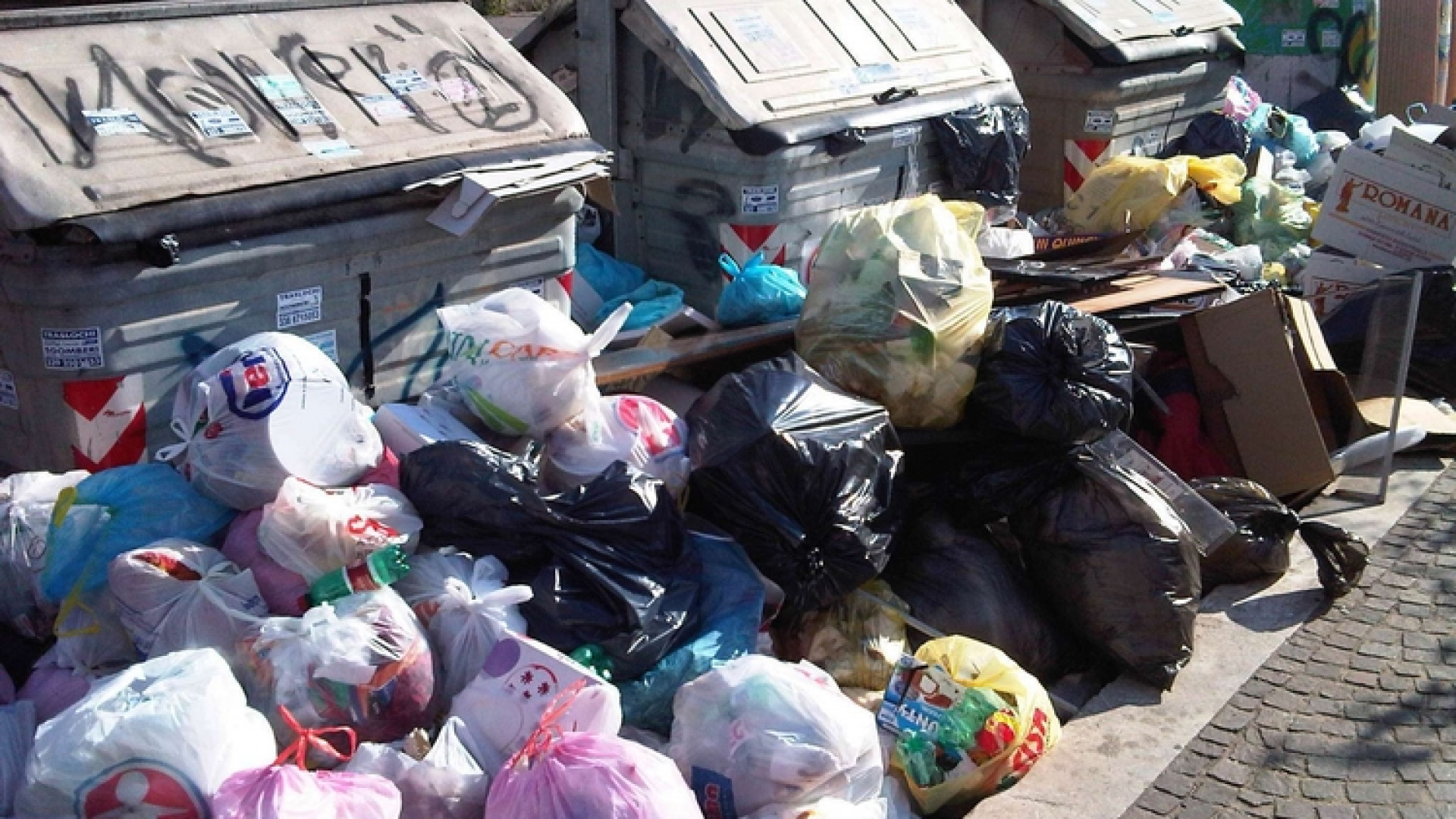 Immagine di Roma assediata dai rifiuti. Perché?