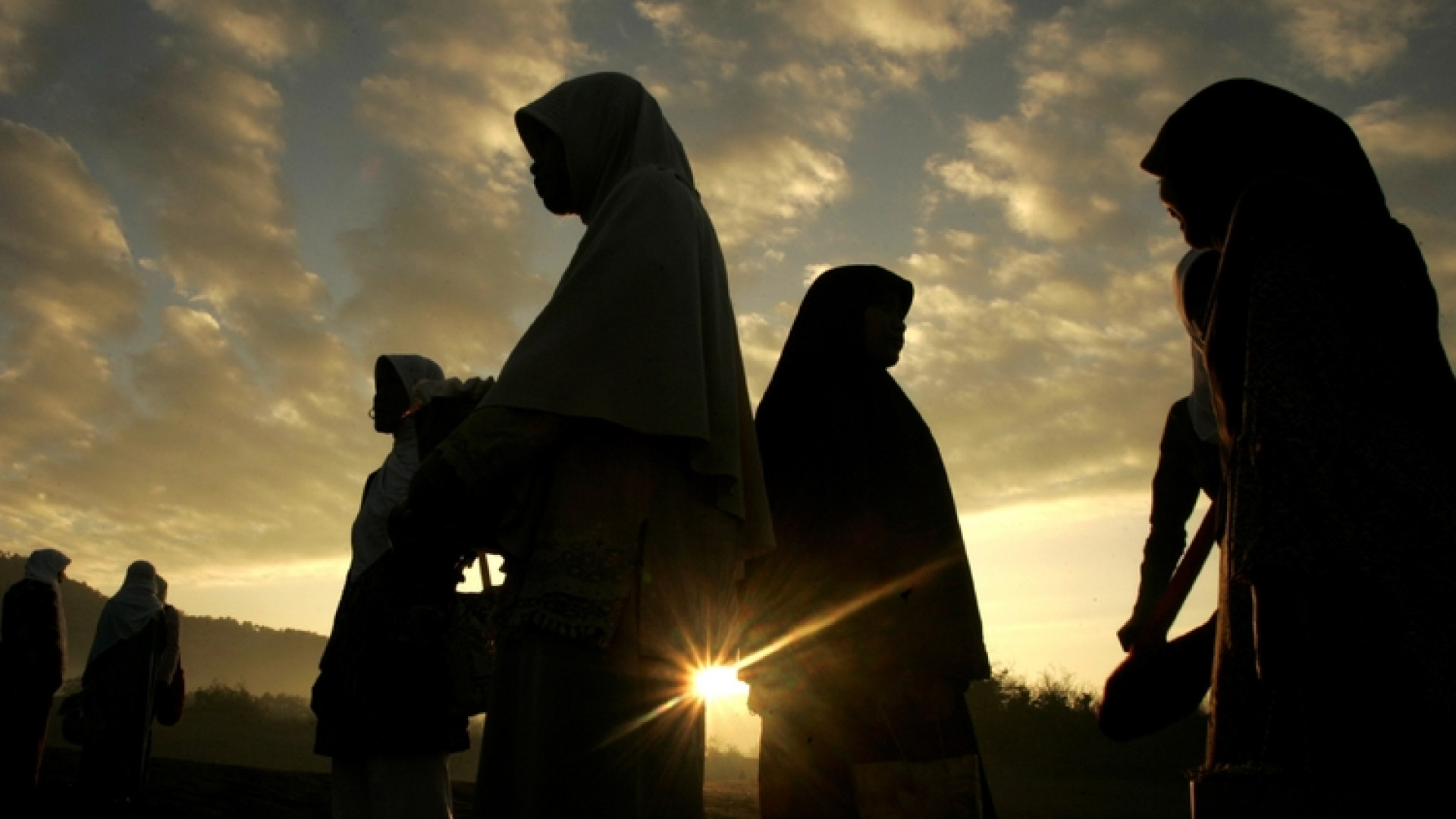 Immagine di Burkini e velo alle donne: non è una storia cristiana