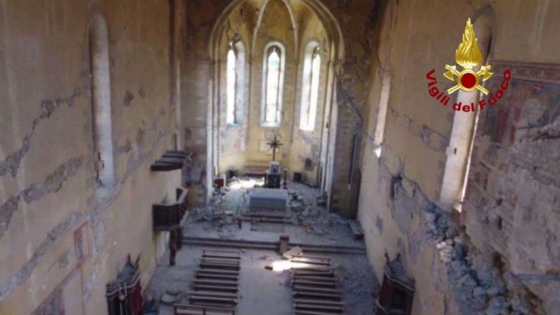 Immagine di Amatrice e le chiese danneggiate viste dal drone