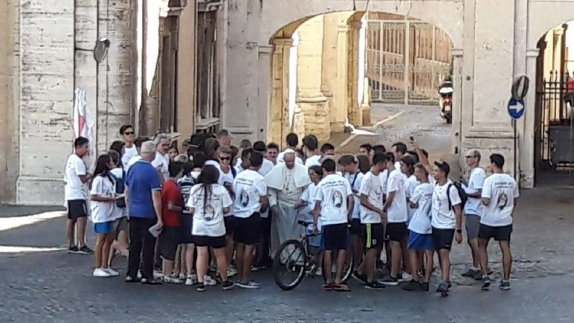 Immagine di Il Papa a sorpresa saluta i pellegrini in bici