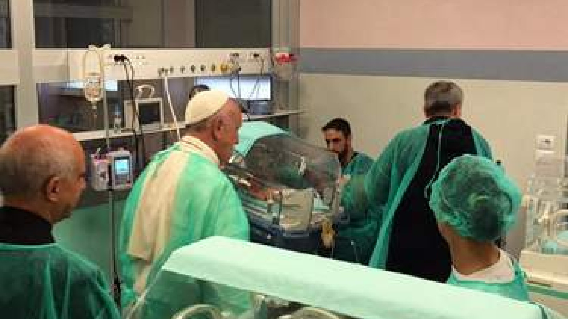 Immagine di Il Papa visita a sorpresa due ospedali