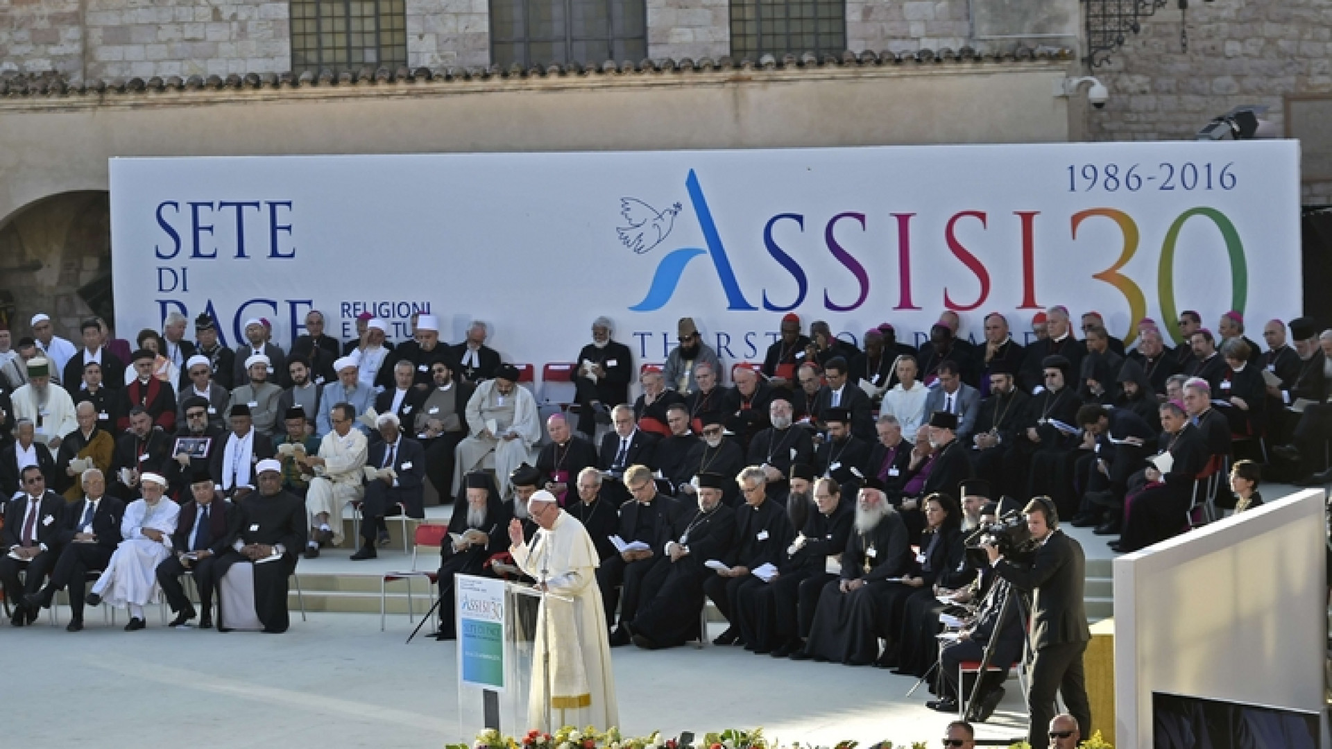Immagine di Il Papa ad Assisi: solo la pace è santa
