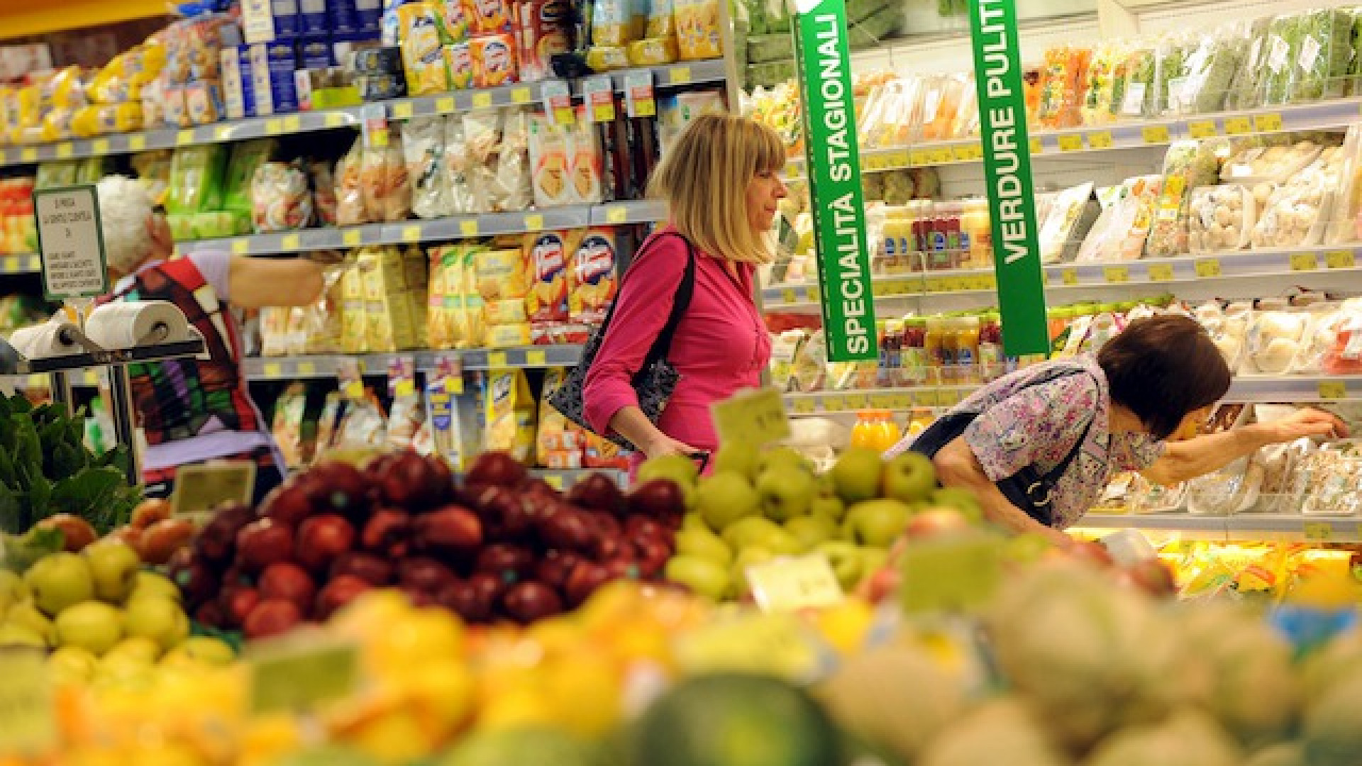 Immagine di Frutta e verdura, sorride solo il pomodoro