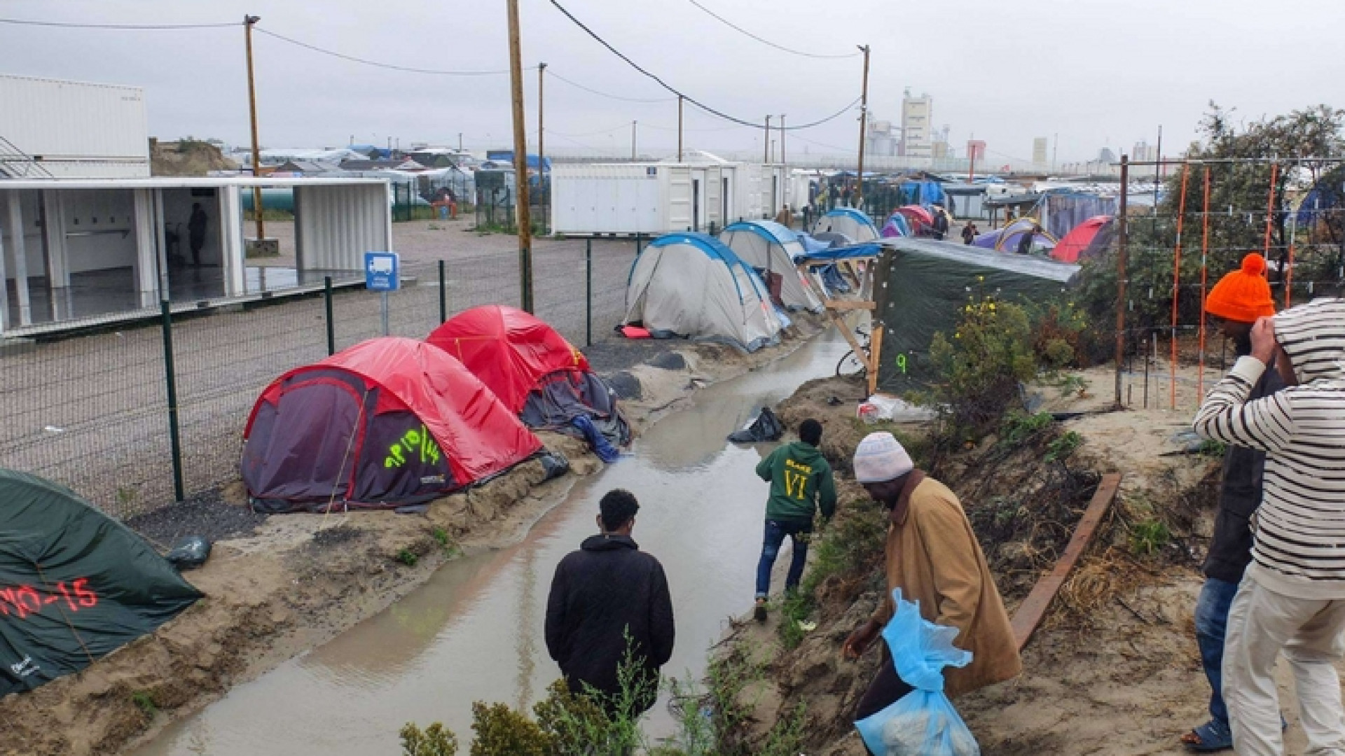 Immagine di Calais, voci dalla «giungla»: un muro non ci ferma
