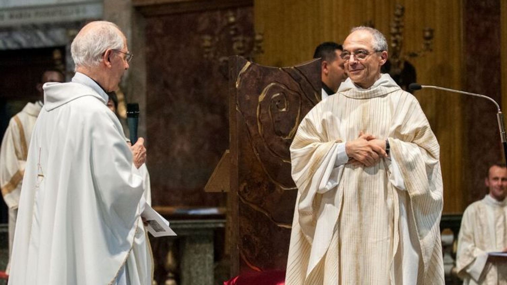 Immagine di Un domenicano celebra Messa per l'apertura della Congregazione generale dei gesuiti. È la prima volta nella storia