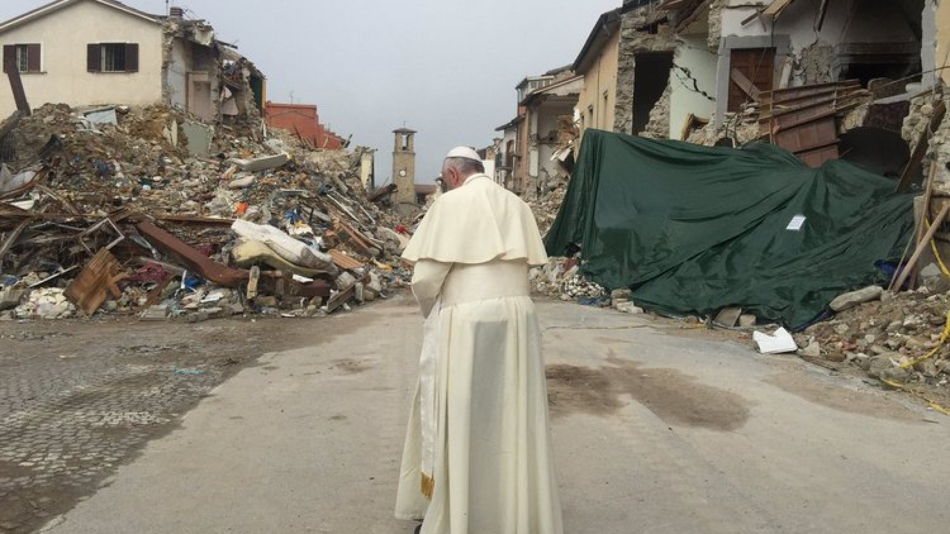 Immagine di Francesco tra i terremotati: «Guardate avanti»