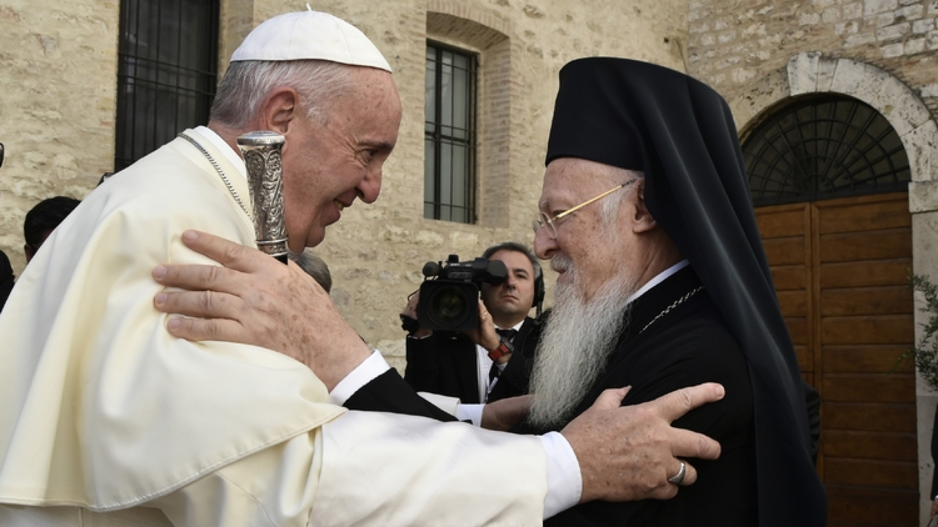 Immagine di Papa Francesco, la pace di Assisi e la guerra globale: è il tempo del «noi»