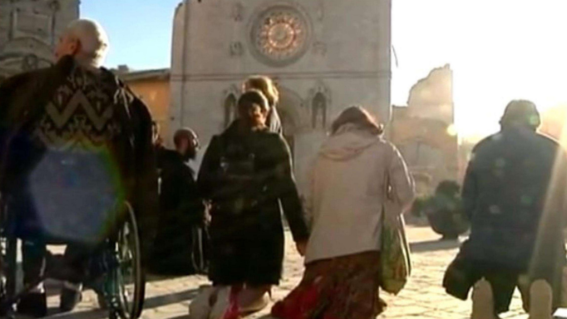 Immagine di In ginocchio di fronte alla basilica sventrata